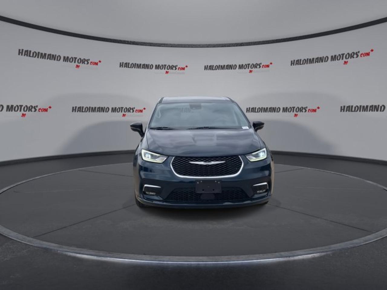 2024 Chrysler Pacifica Touring-L Photo2