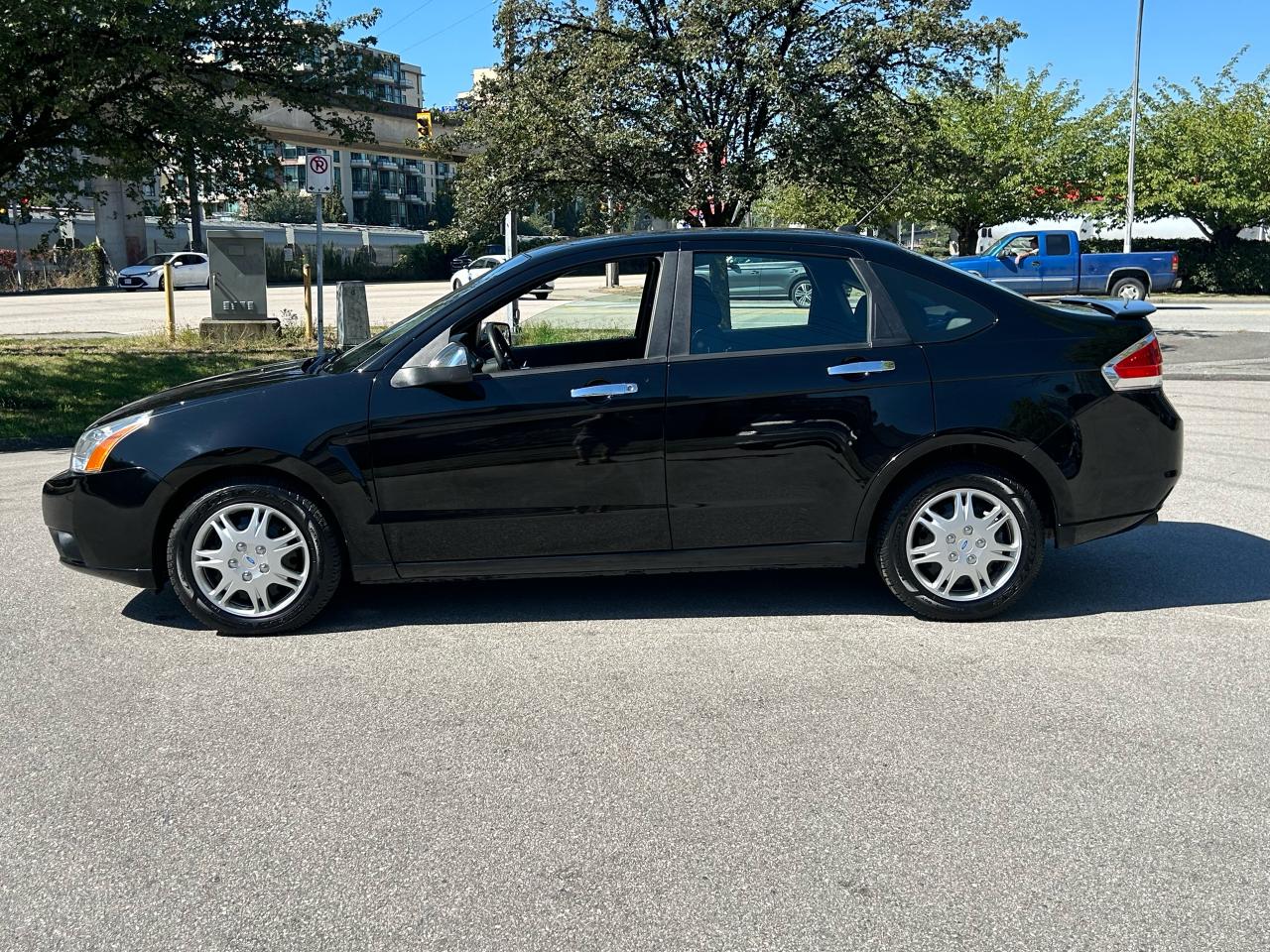 2011 Ford Focus SE - Photo #2