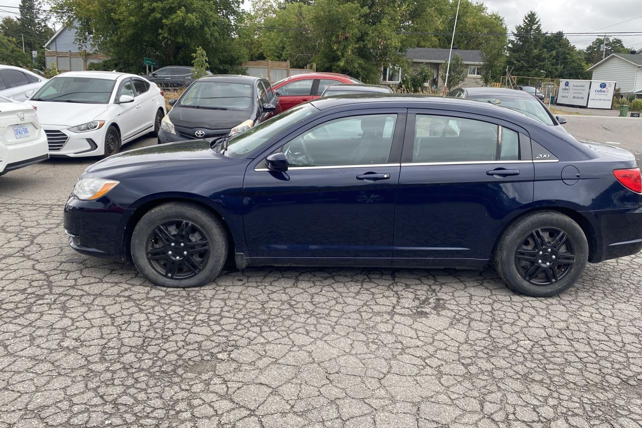 2013 Chrysler 200 LX - Photo #7