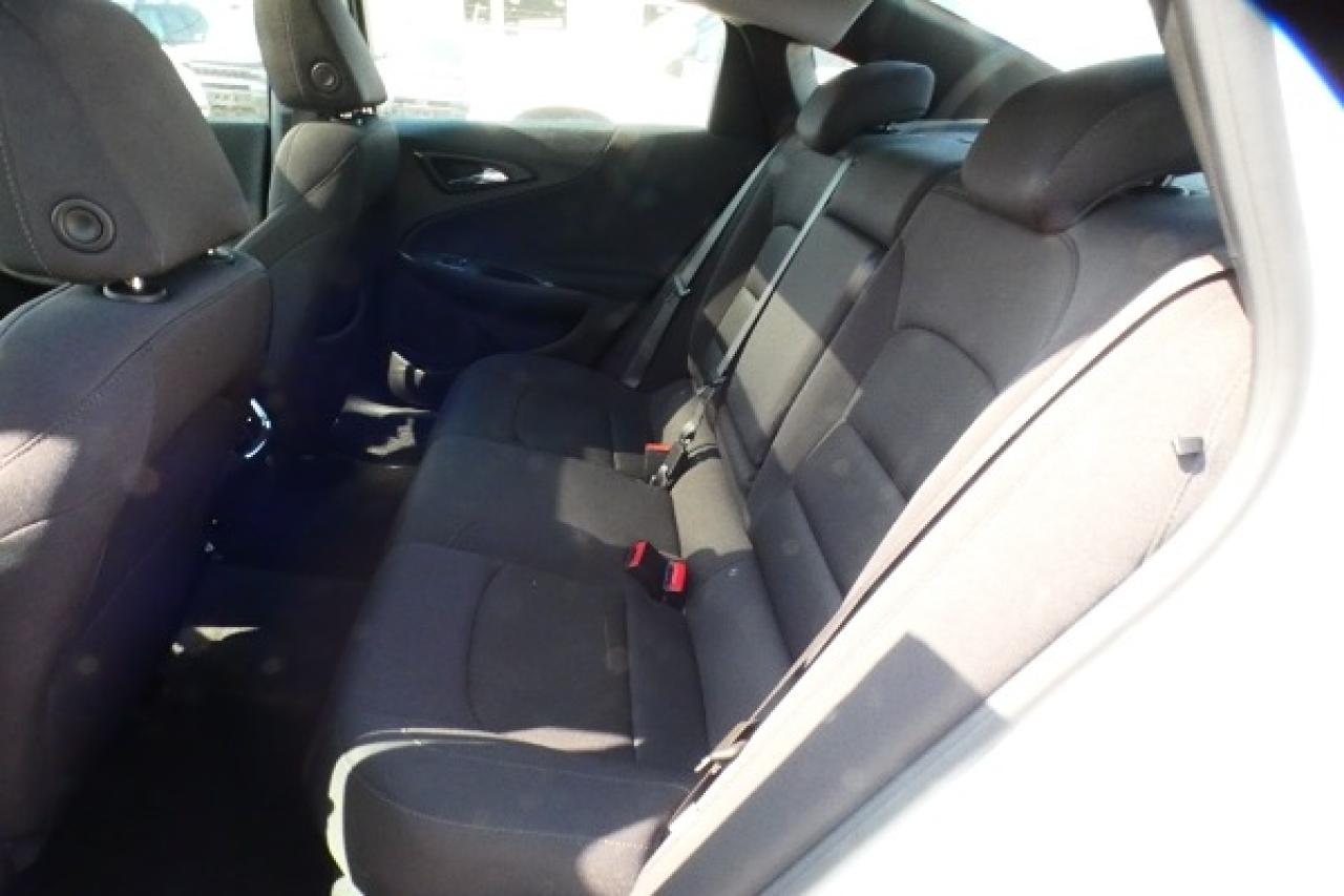 2023 Chevrolet Malibu 1LT w/Htd cloth, pano S/R, BUC - Photo #9