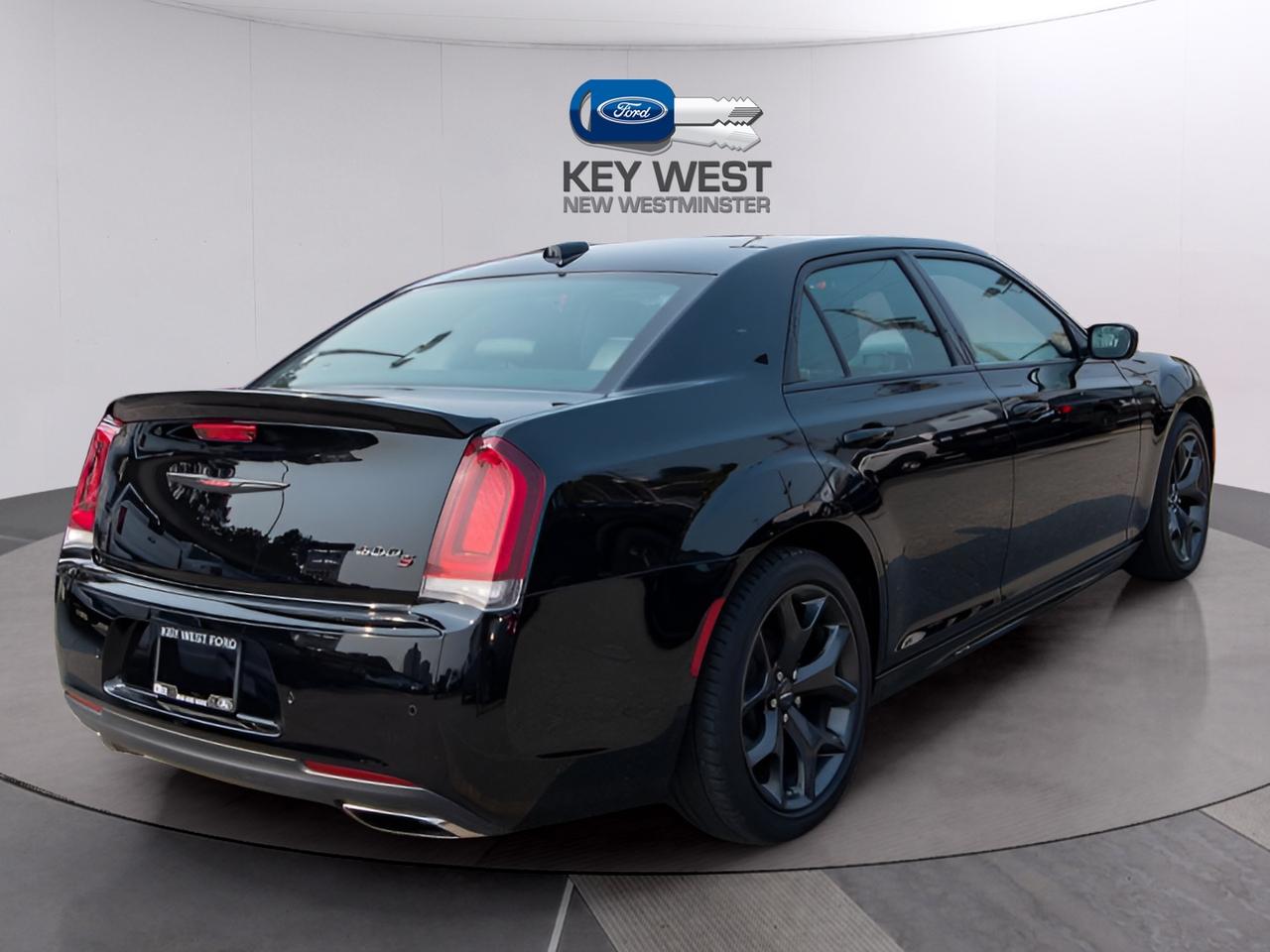 2023 Chrysler 300 S Photo4