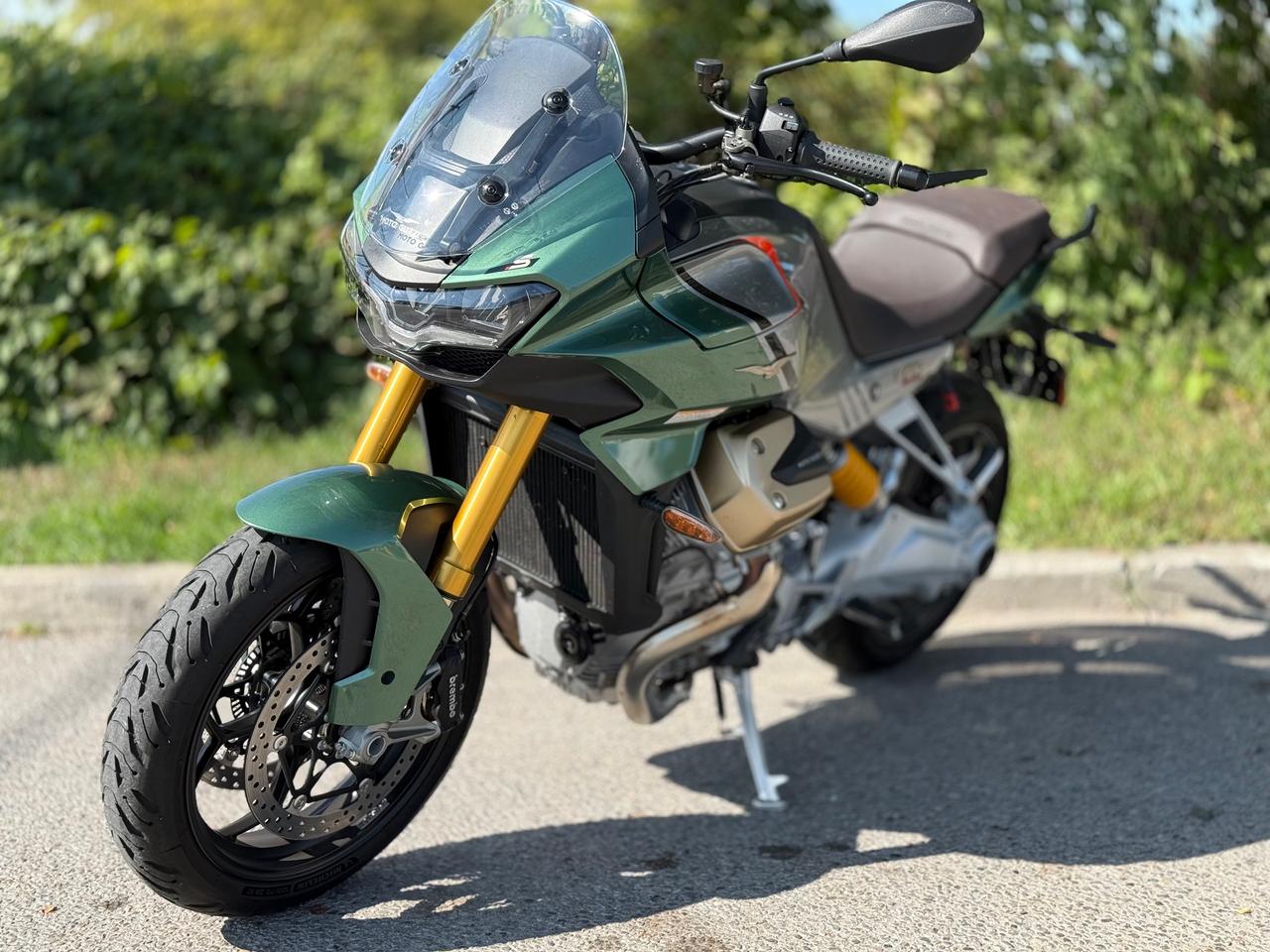 Öhlins Smart EC 2.0 suspension, adaptive aerodynamics with deployable wings, a PFF Rider Assistance Solution (4D radar) system, and a quickshifter. Other specs include a 17-liter fuel tank, a 5-inch TFT display, and a kerb weight of approximately 514 lbs.
