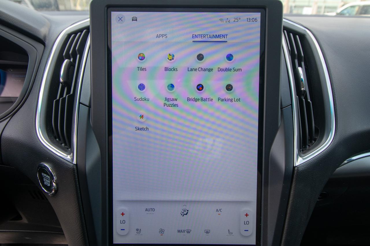 2023 Ford Edge Titanium AWD Photo5