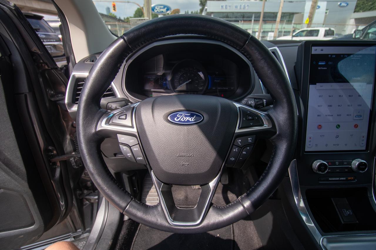 2023 Ford Edge Titanium AWD Photo5