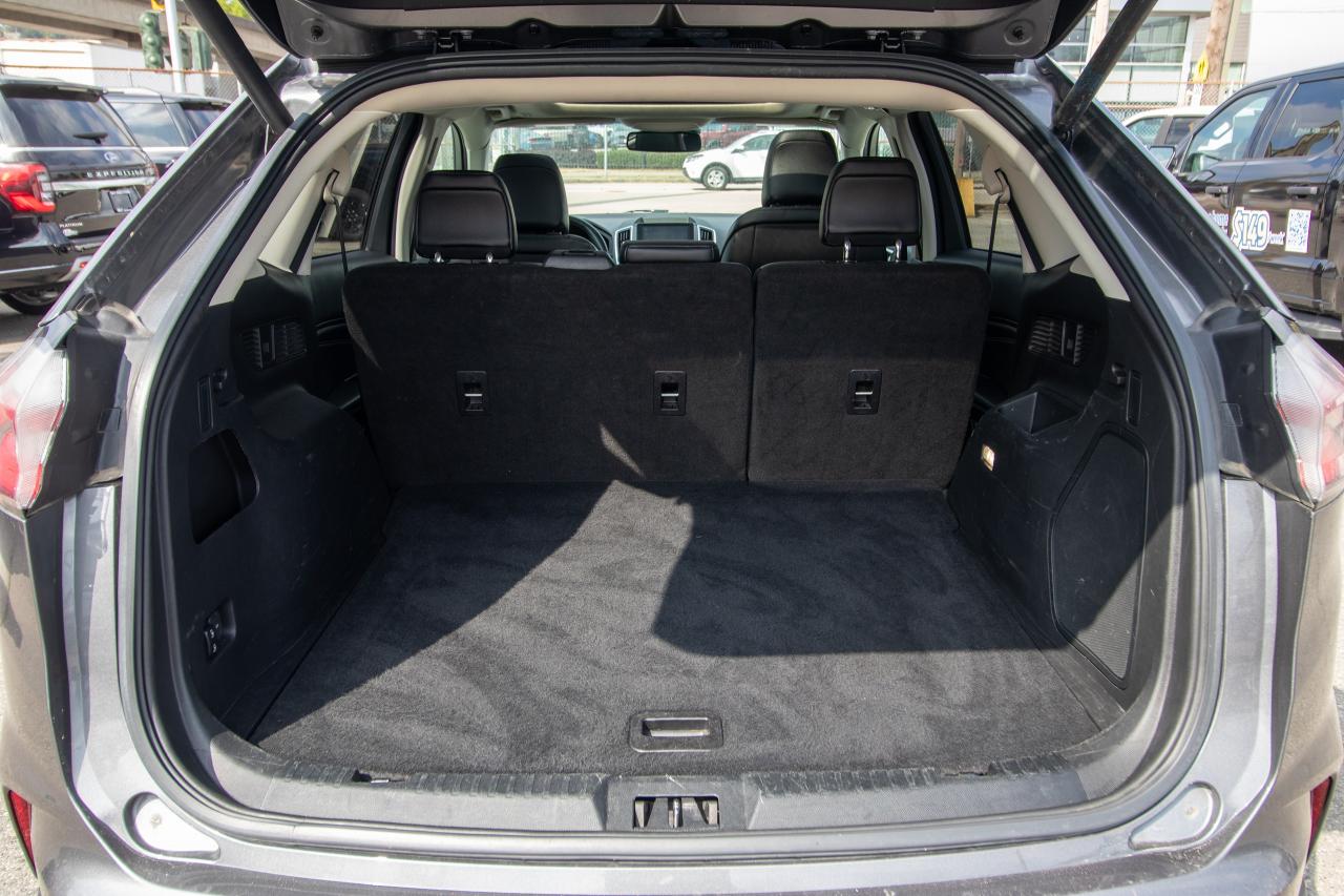 2023 Ford Edge Titanium AWD Photo5