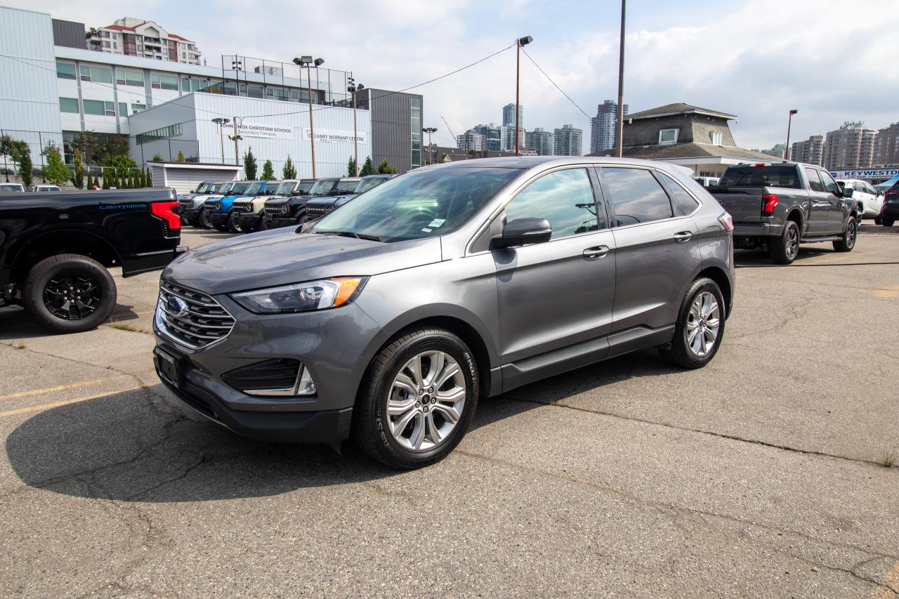 2023 Ford Edge Titanium AWD Photo2