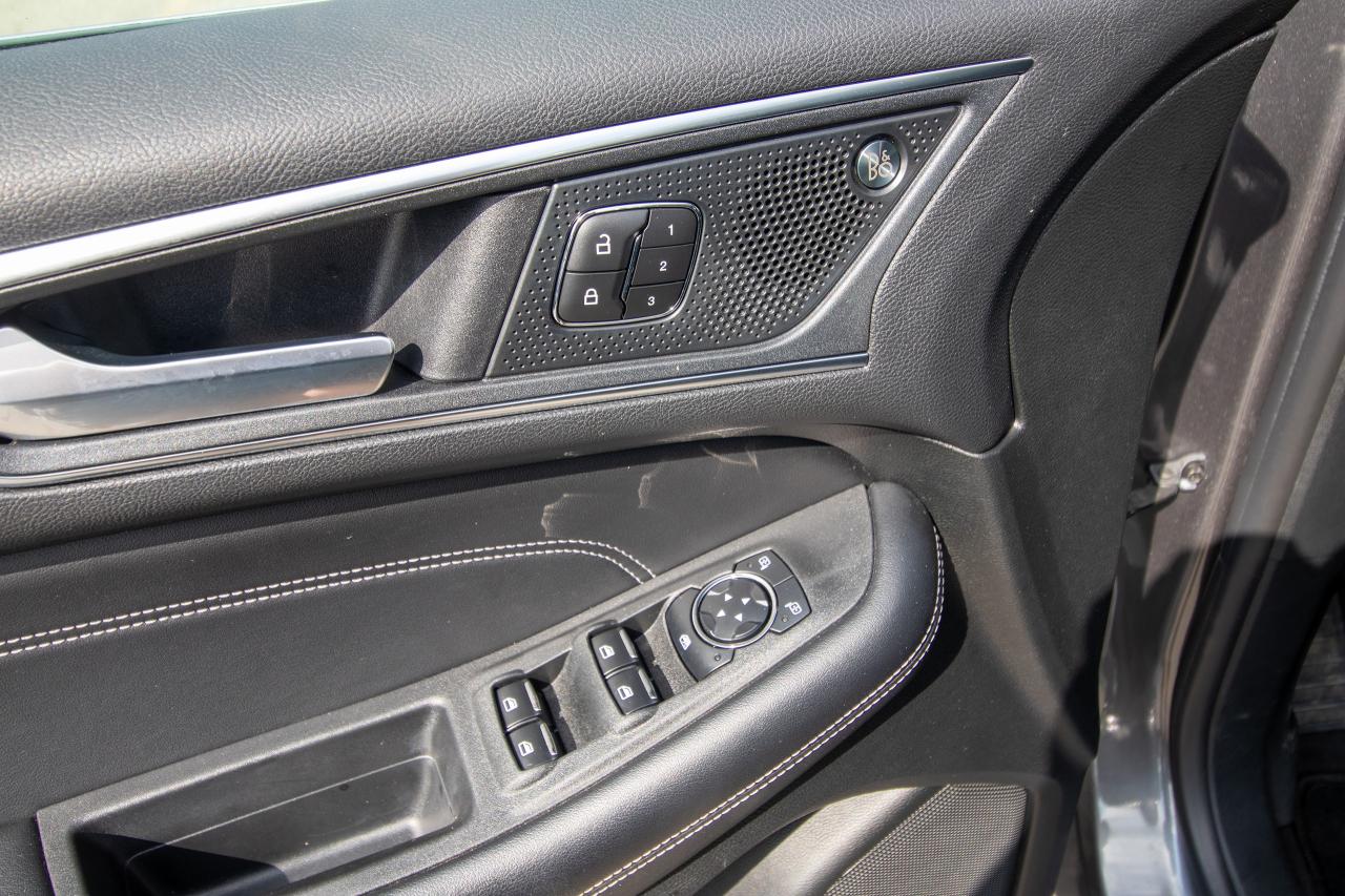 2023 Ford Edge Titanium AWD Photo5