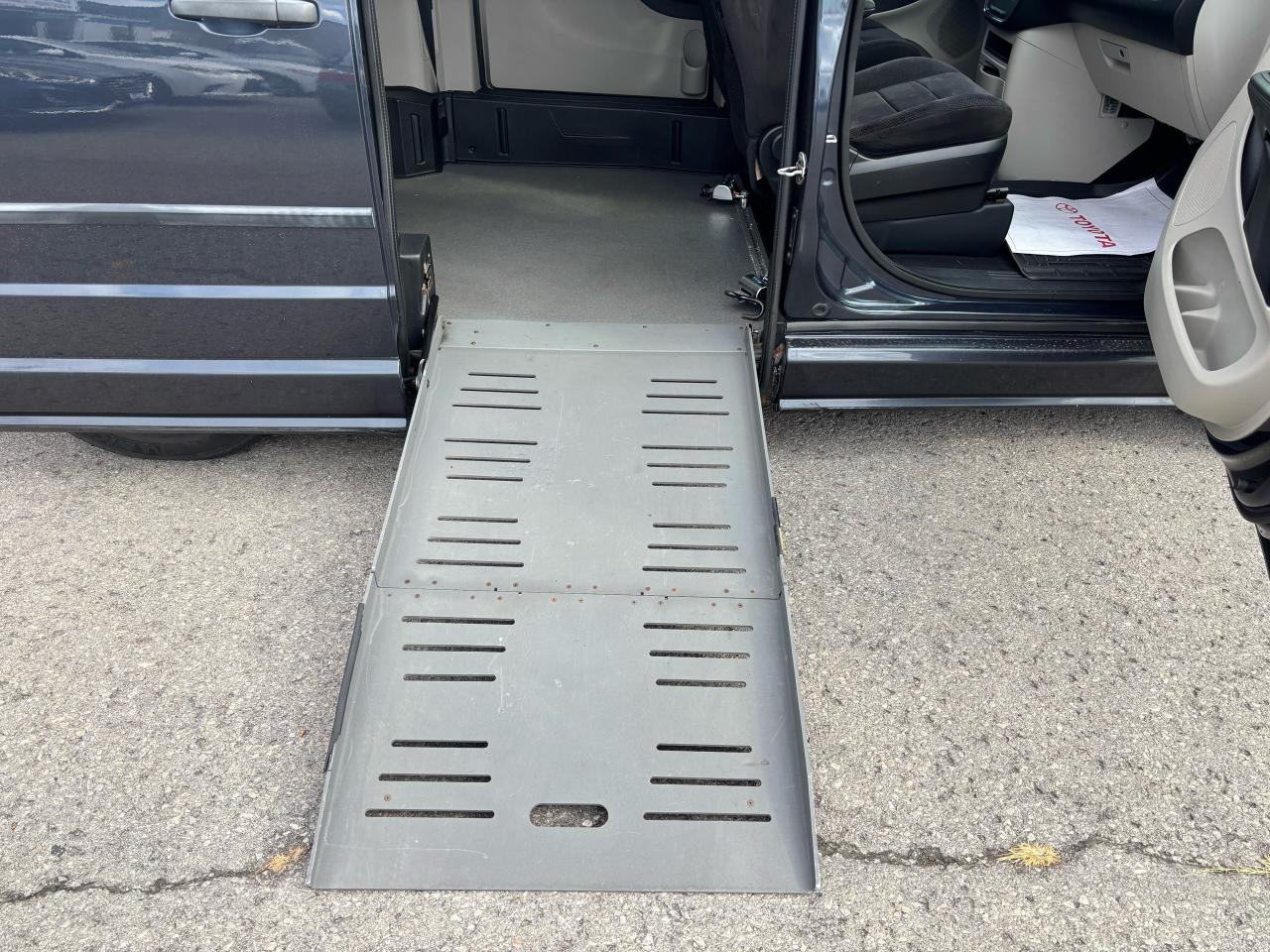 2014 Dodge Grand Caravan BRAUN COMPANION VAN, HANDICAP EQUIPPED - Photo #12