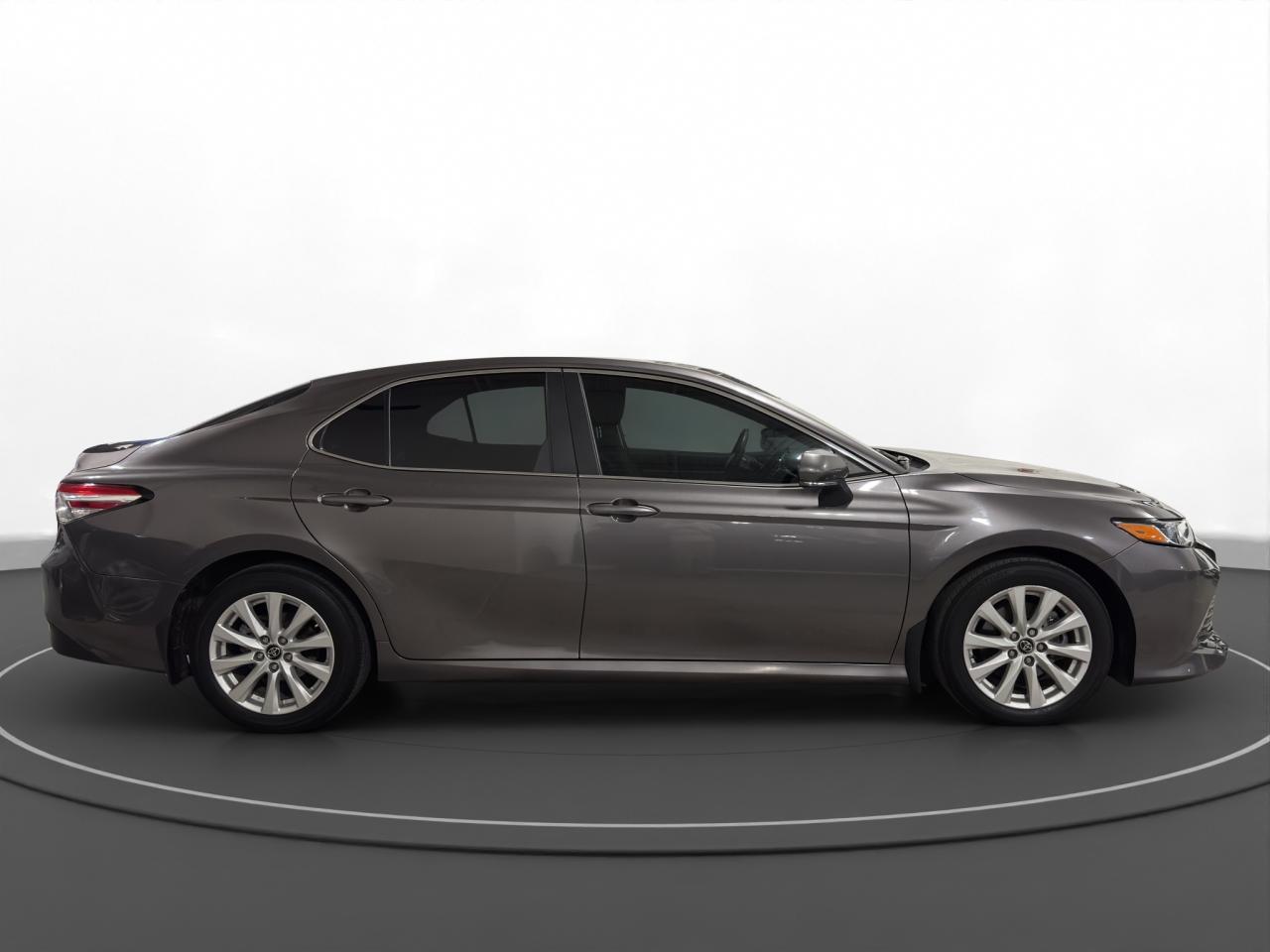 2018 Toyota Camry LE - Photo #4