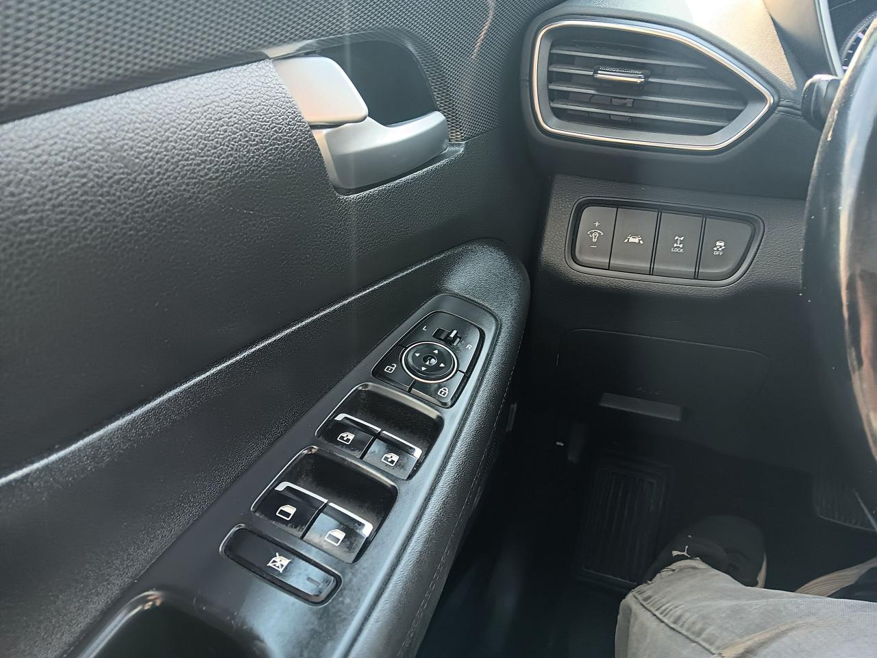 2020 Hyundai Santa Fe Essential safety pkg BU Cam Htd Steering & Seats A - Photo #22