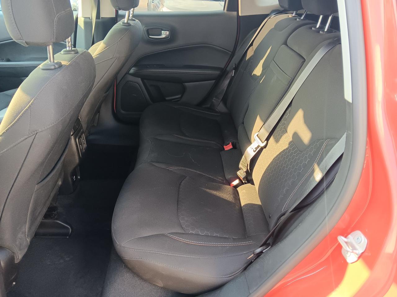 2018 Jeep Compass AWD, Remote, Htd Seats & Steering, BU Cam - Photo #17