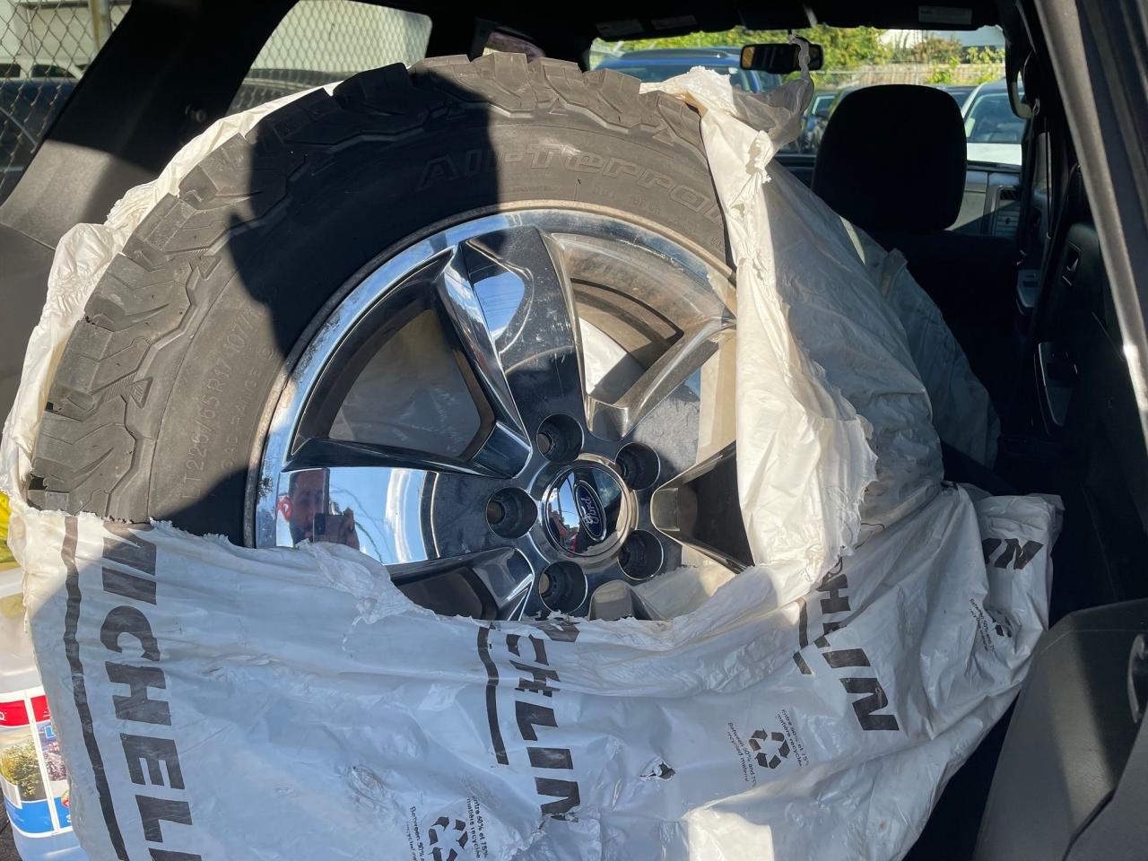 2010 Ford Escape XLT *2 SETS OF RIMS & TIRES, SAFETY* - Photo #14