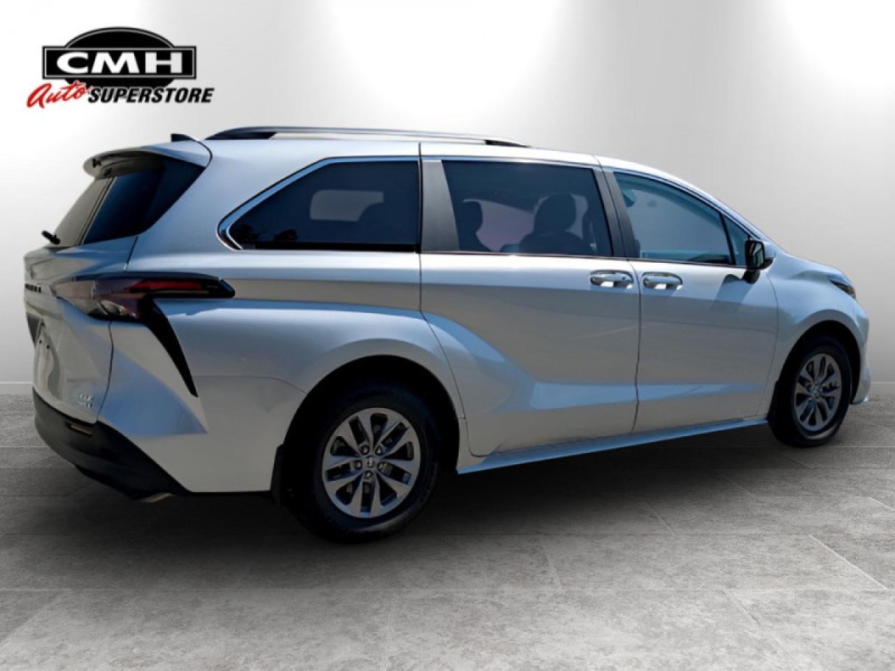 2024 Toyota Sienna XLE Plus Package  **ULTRA LOW MILEAGE** Photo4