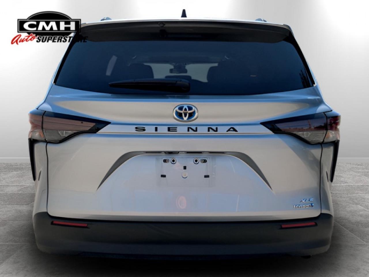 2024 Toyota Sienna XLE Plus Package  **ULTRA LOW MILEAGE** Photo3