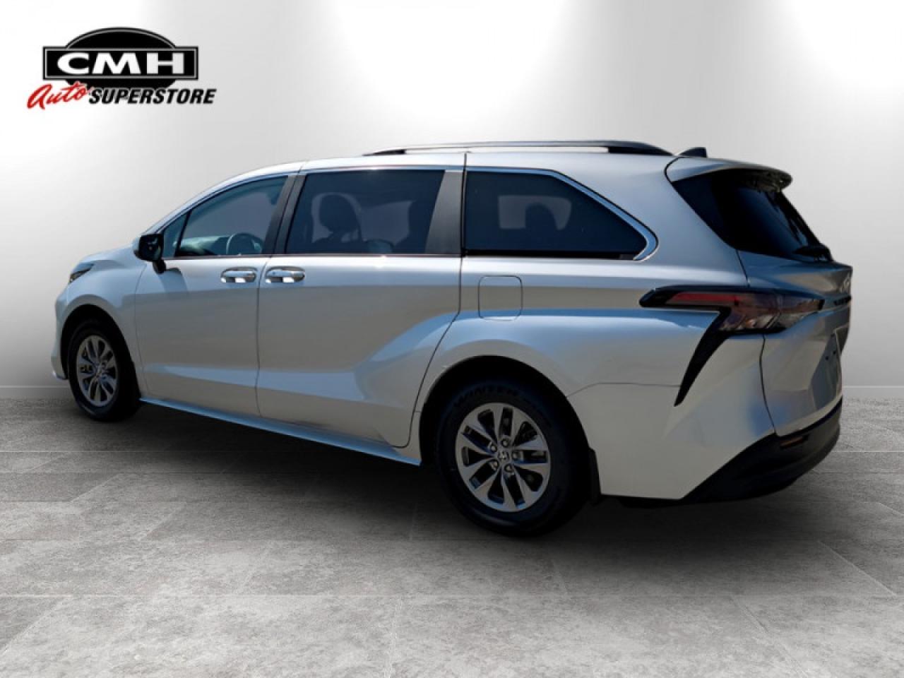 2024 Toyota Sienna XLE Plus Package  **ULTRA LOW MILEAGE** Photo2