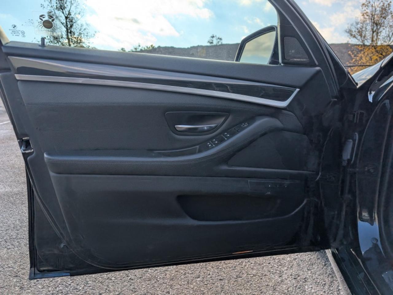 2014 BMW 5 Series 535i xDrive  **PREMIUM PACKAGE** Photo