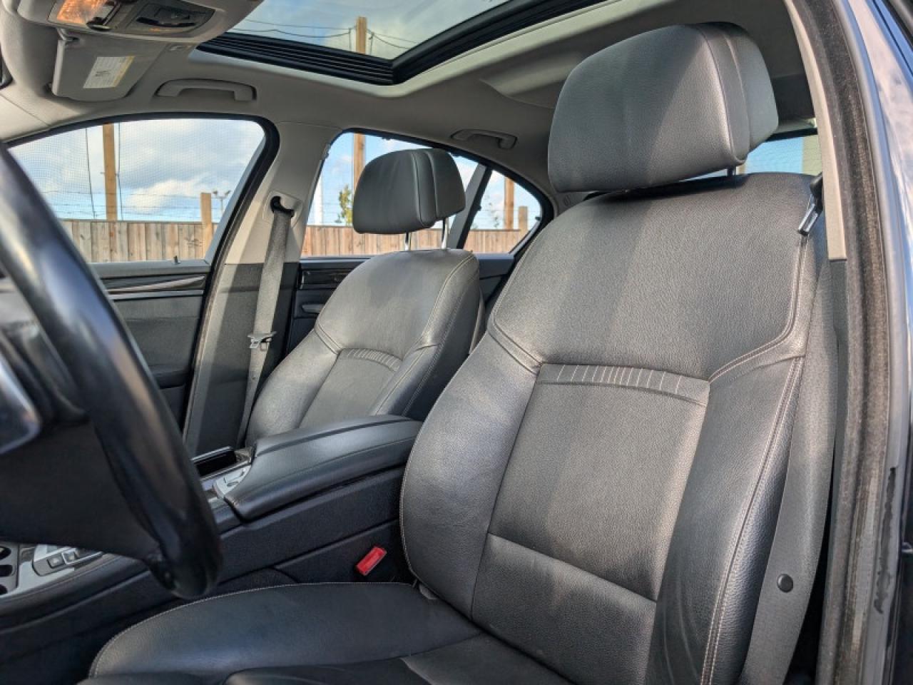 2014 BMW 5 Series 535i xDrive  **PREMIUM PACKAGE** Photo