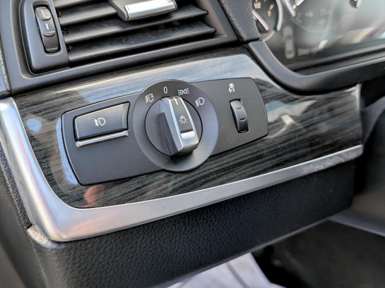 2014 BMW 5 Series 535i xDrive  **PREMIUM PACKAGE** Photo