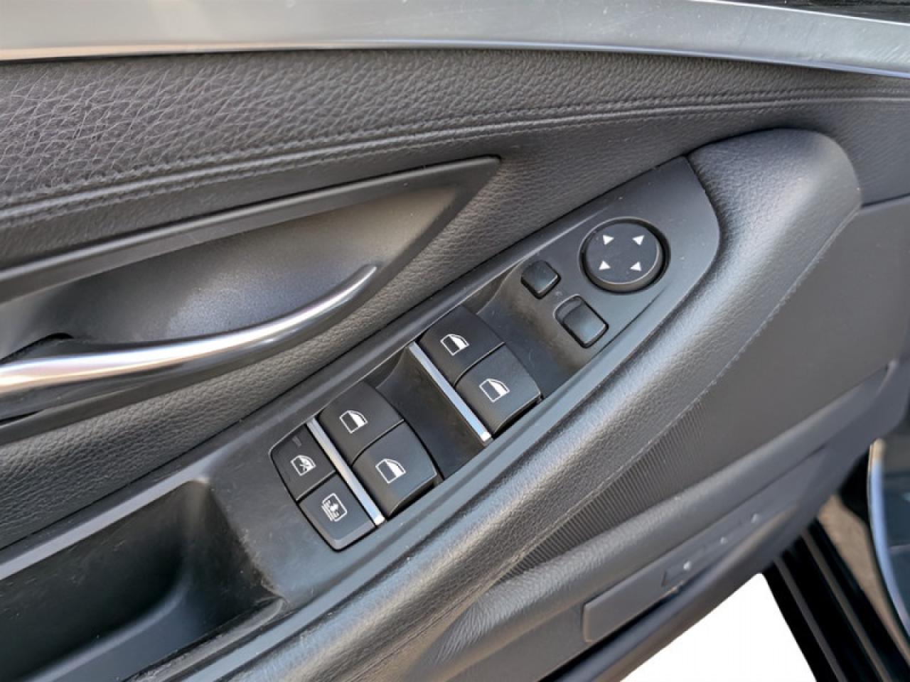 2014 BMW 5 Series 535i xDrive  **PREMIUM PACKAGE** Photo