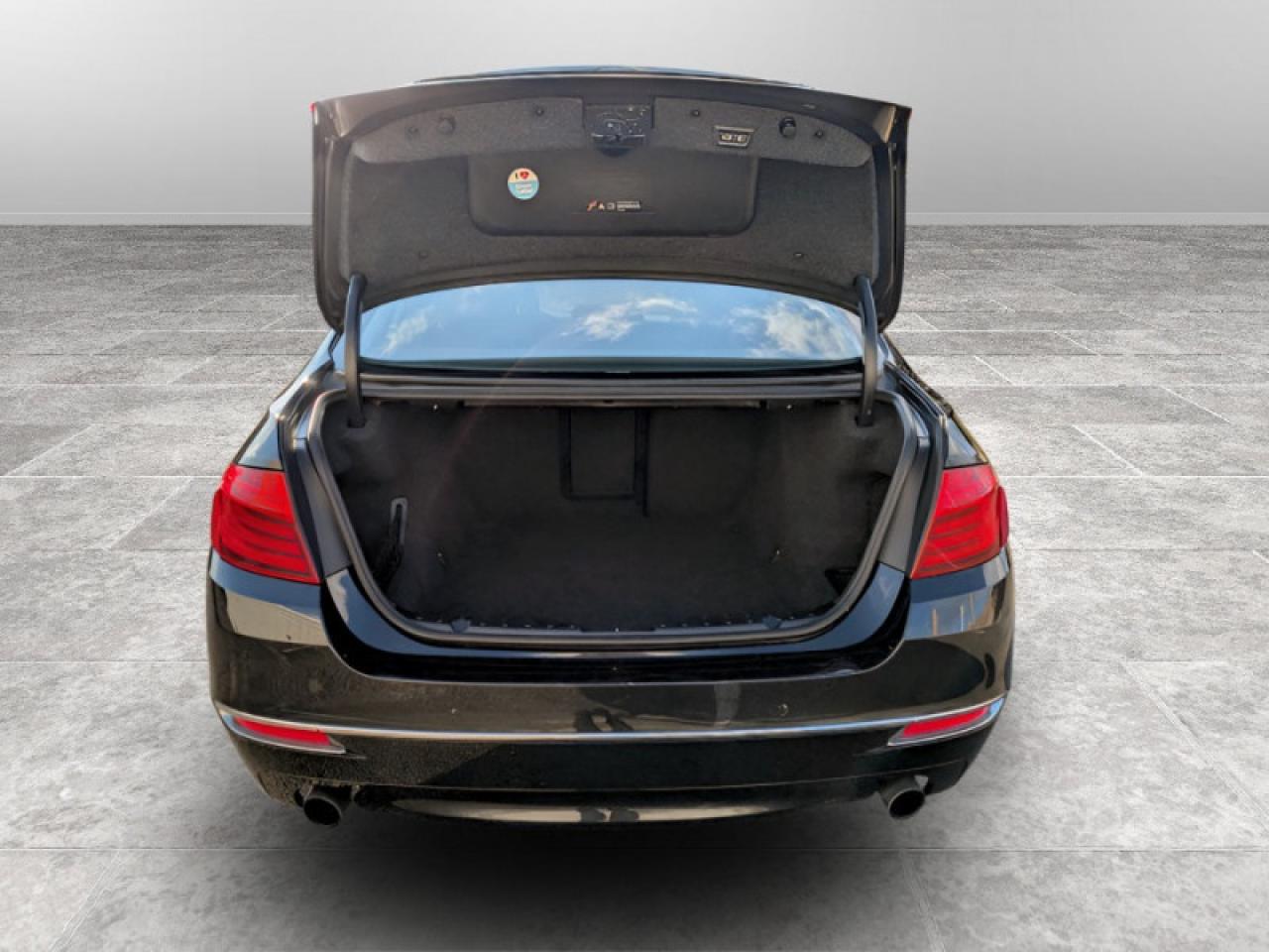 2014 BMW 5 Series 535i xDrive  **PREMIUM PACKAGE** Photo