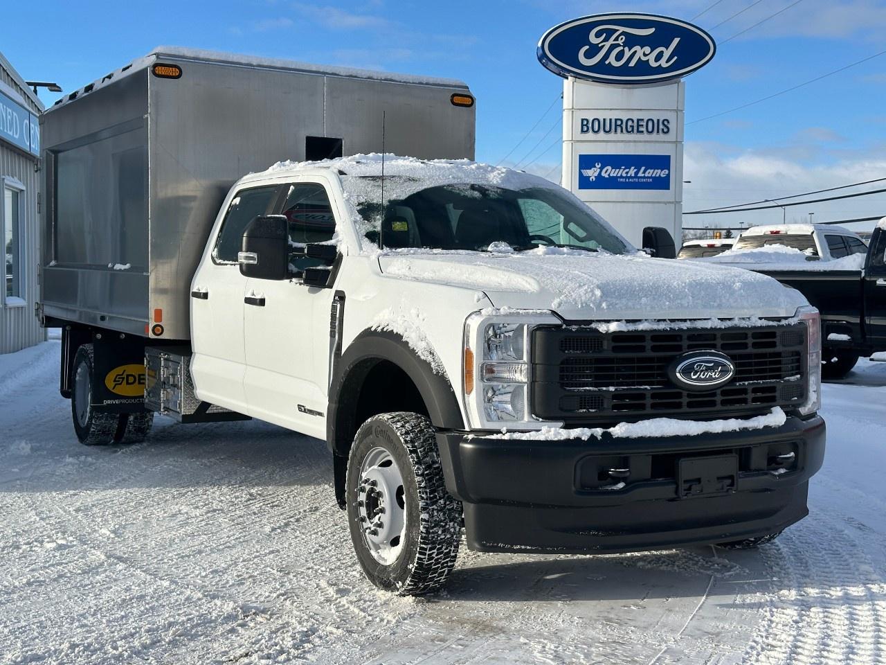 2026 Ford F-550 Super Duty DRW XL 4WD Crew Cab 203" WB 84" CA Photo3