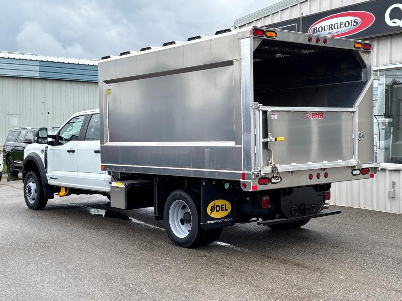 2026 Ford F-550 Super Duty DRW XL 4WD Crew Cab 203" WB 84" CA Photo