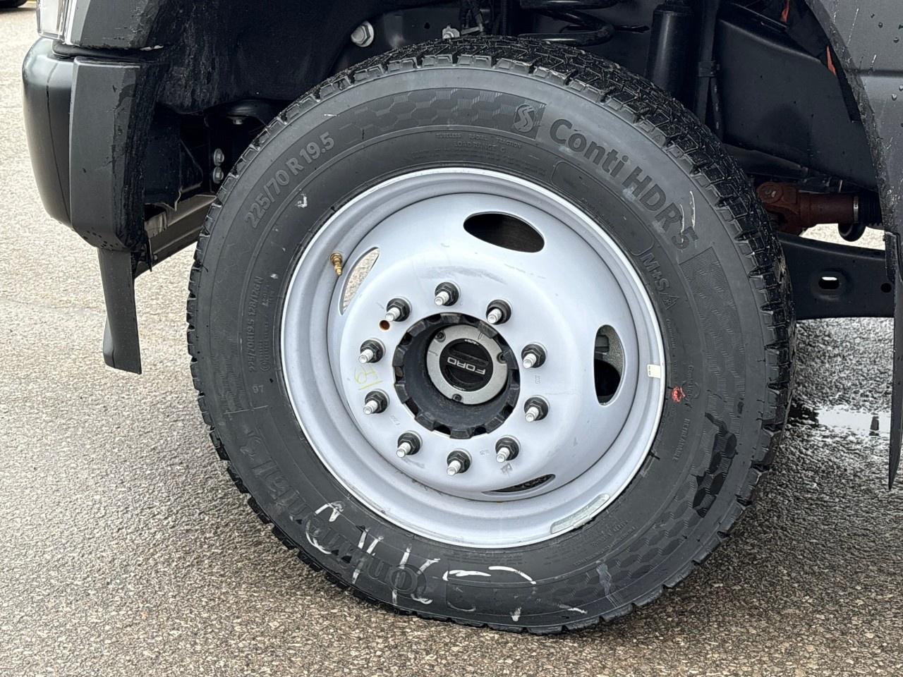 2026 Ford F-550 Super Duty DRW XL 4WD Crew Cab 203" WB 84" CA Photo
