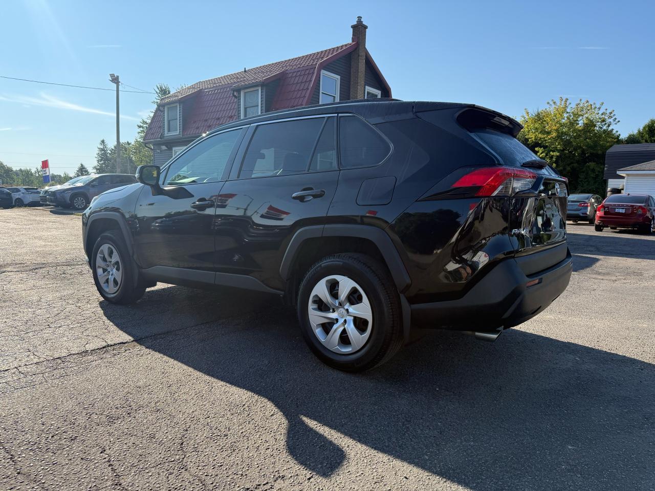 2021 Toyota RAV4 LE Photo4