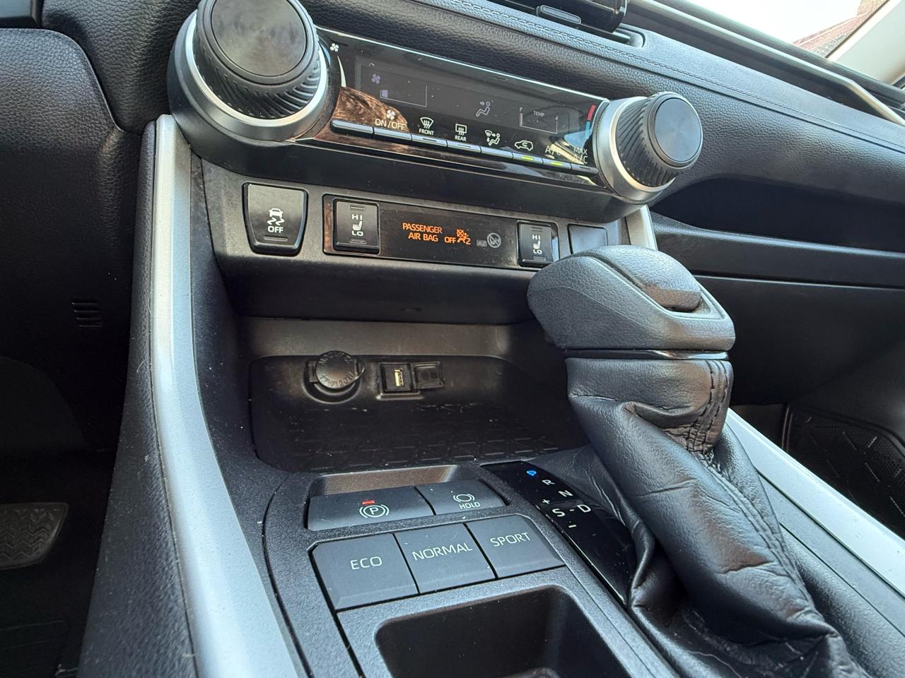 2021 Toyota RAV4 LE Photo