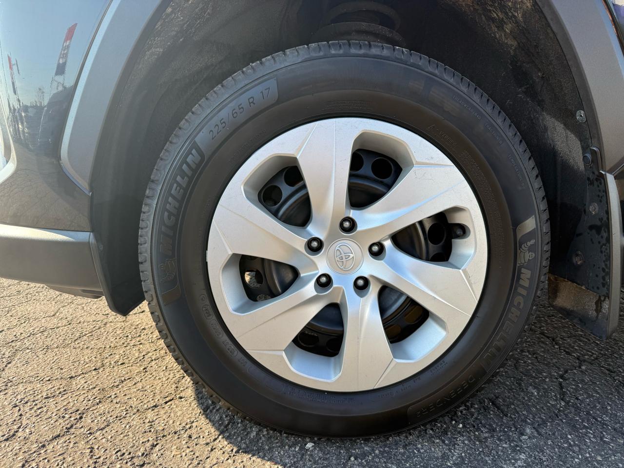 2021 Toyota RAV4 LE Photo8