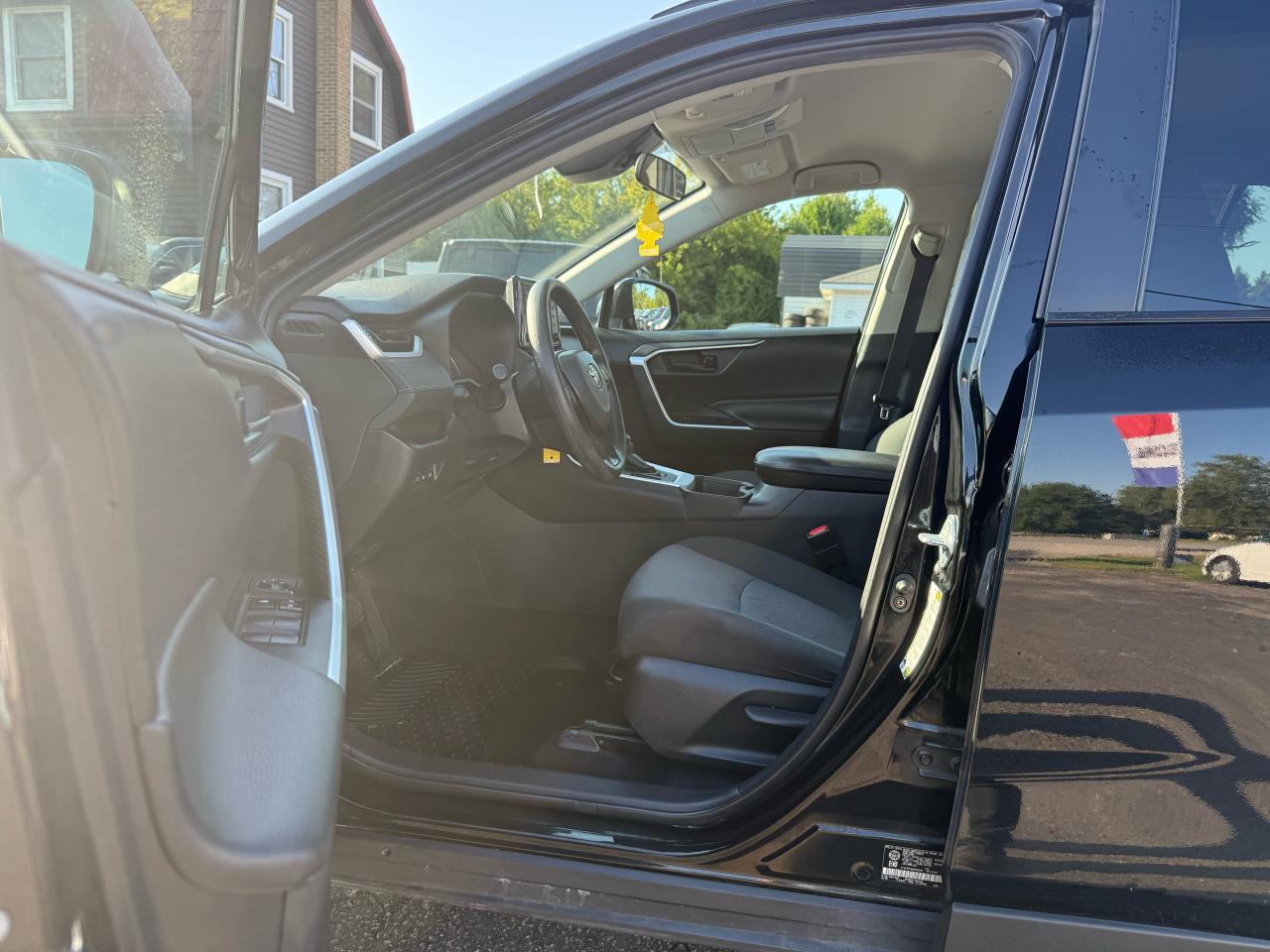 2021 Toyota RAV4 LE Photo10