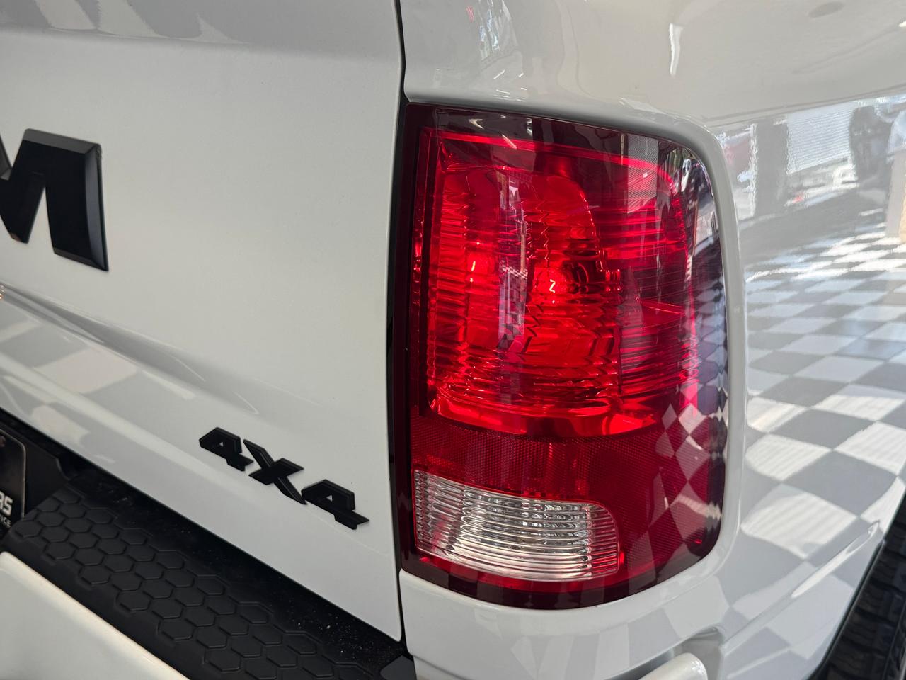 2020 RAM 1500 Classic Express 4x4 Crew 5.7L V8+New Brakes+ApplePlay Photo