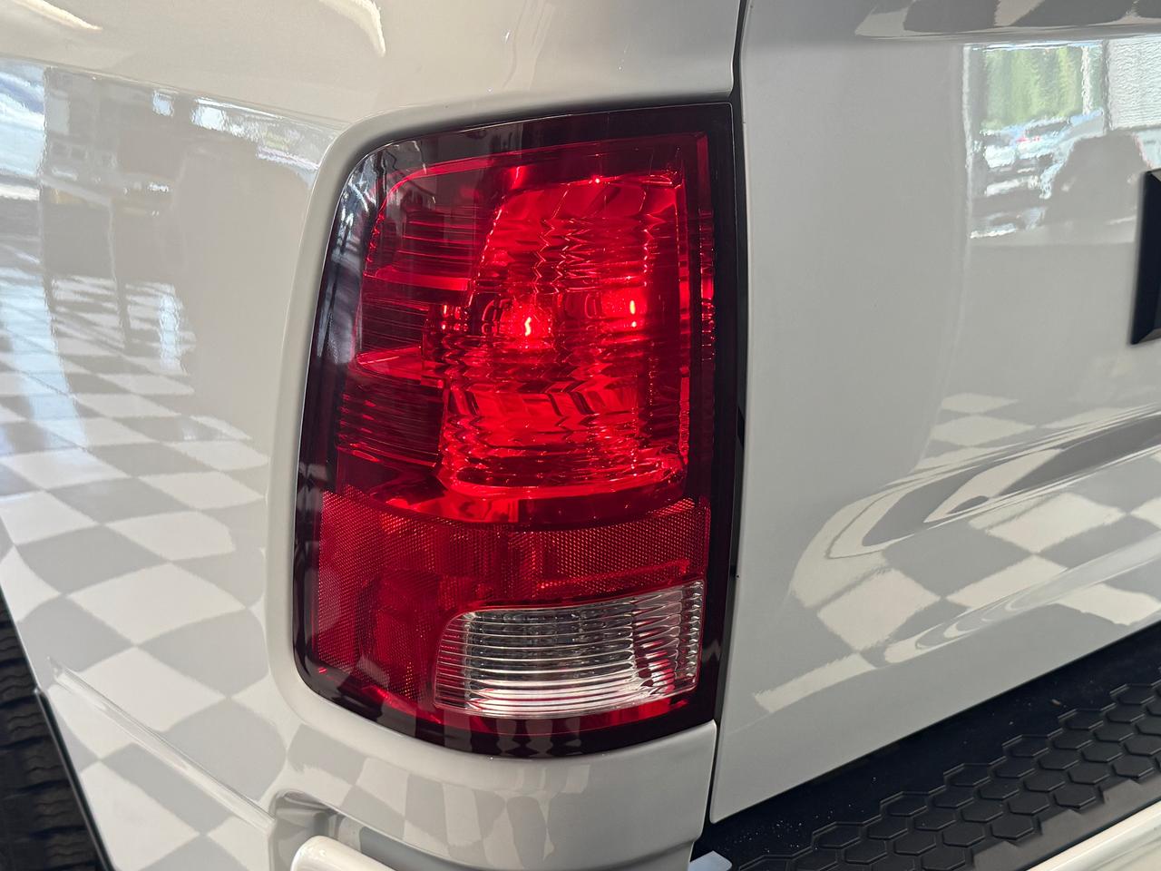 2020 RAM 1500 Classic Express 4x4 Crew 5.7L V8+New Brakes+ApplePlay Photo