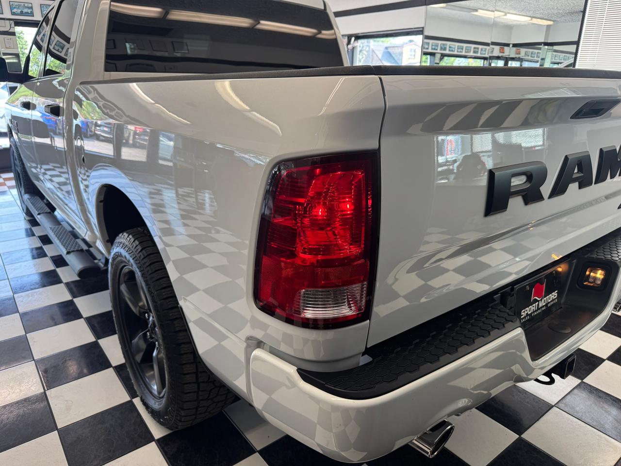 2020 RAM 1500 Classic Express 4x4 Crew 5.7L V8+New Brakes+ApplePlay Photo