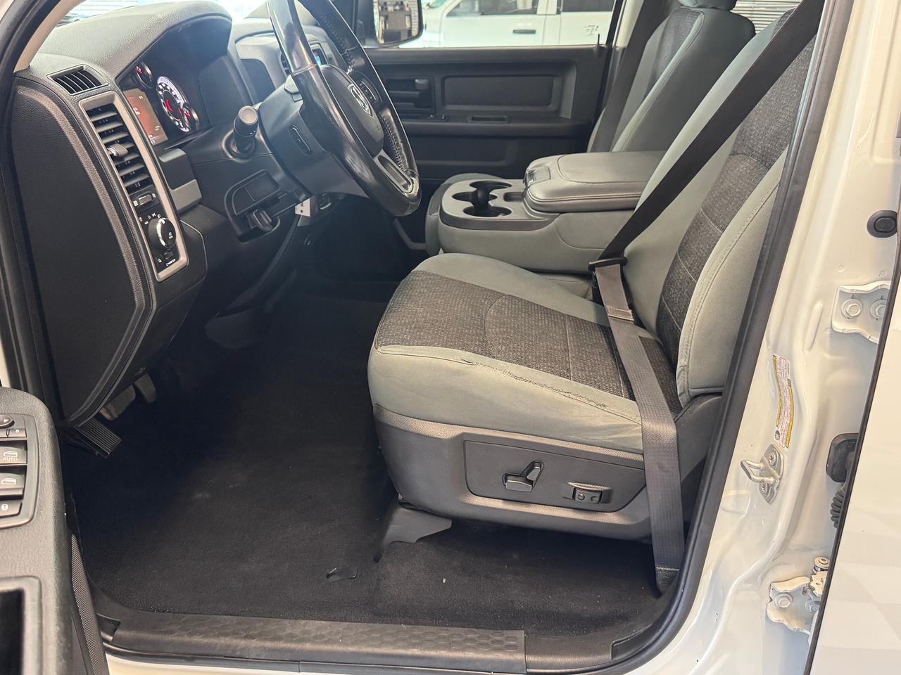 2020 RAM 1500 Classic Express 4x4 Crew 5.7L V8+New Brakes+ApplePlay Photo