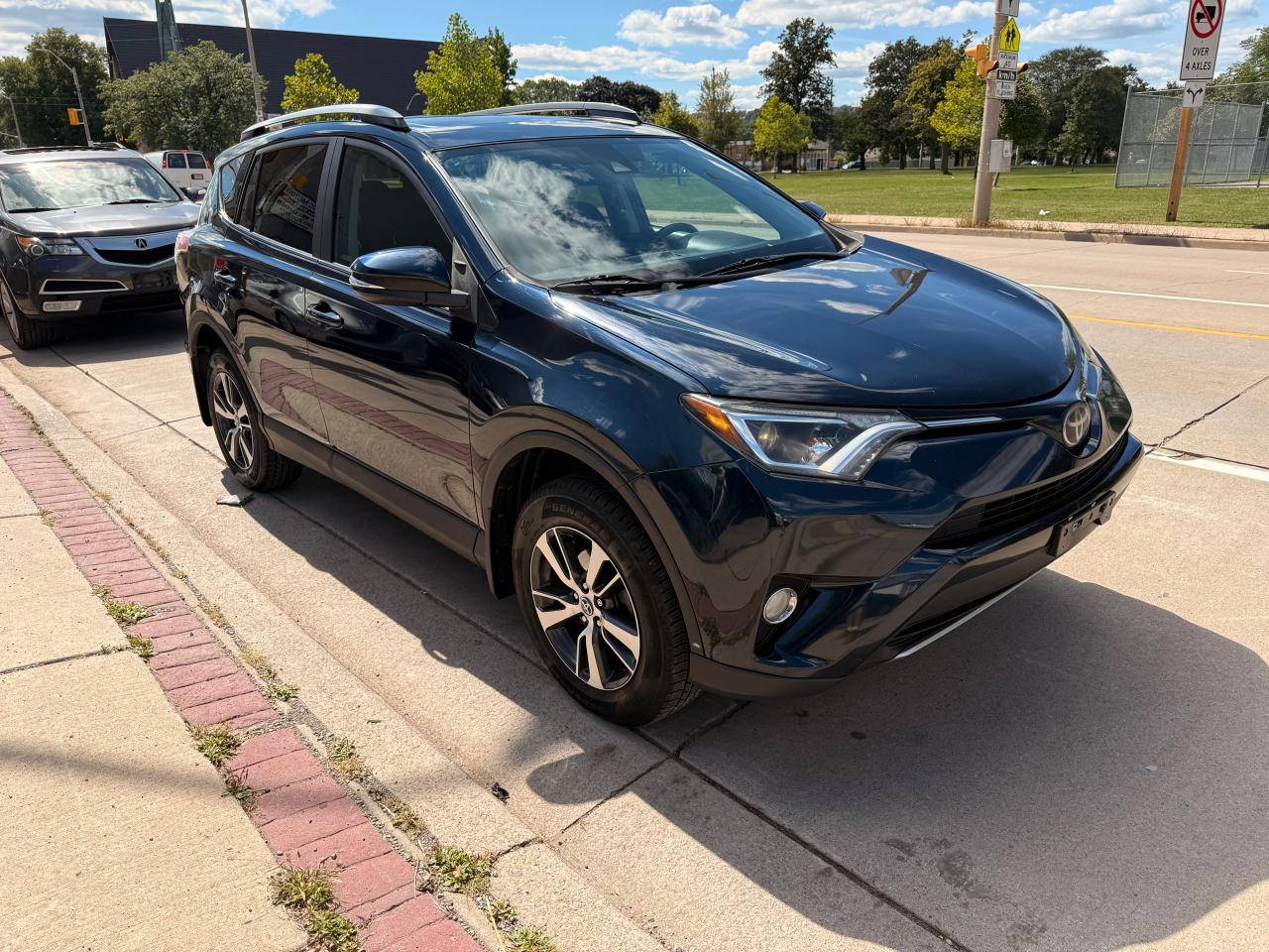 2017 Toyota RAV4 XLE Photo4