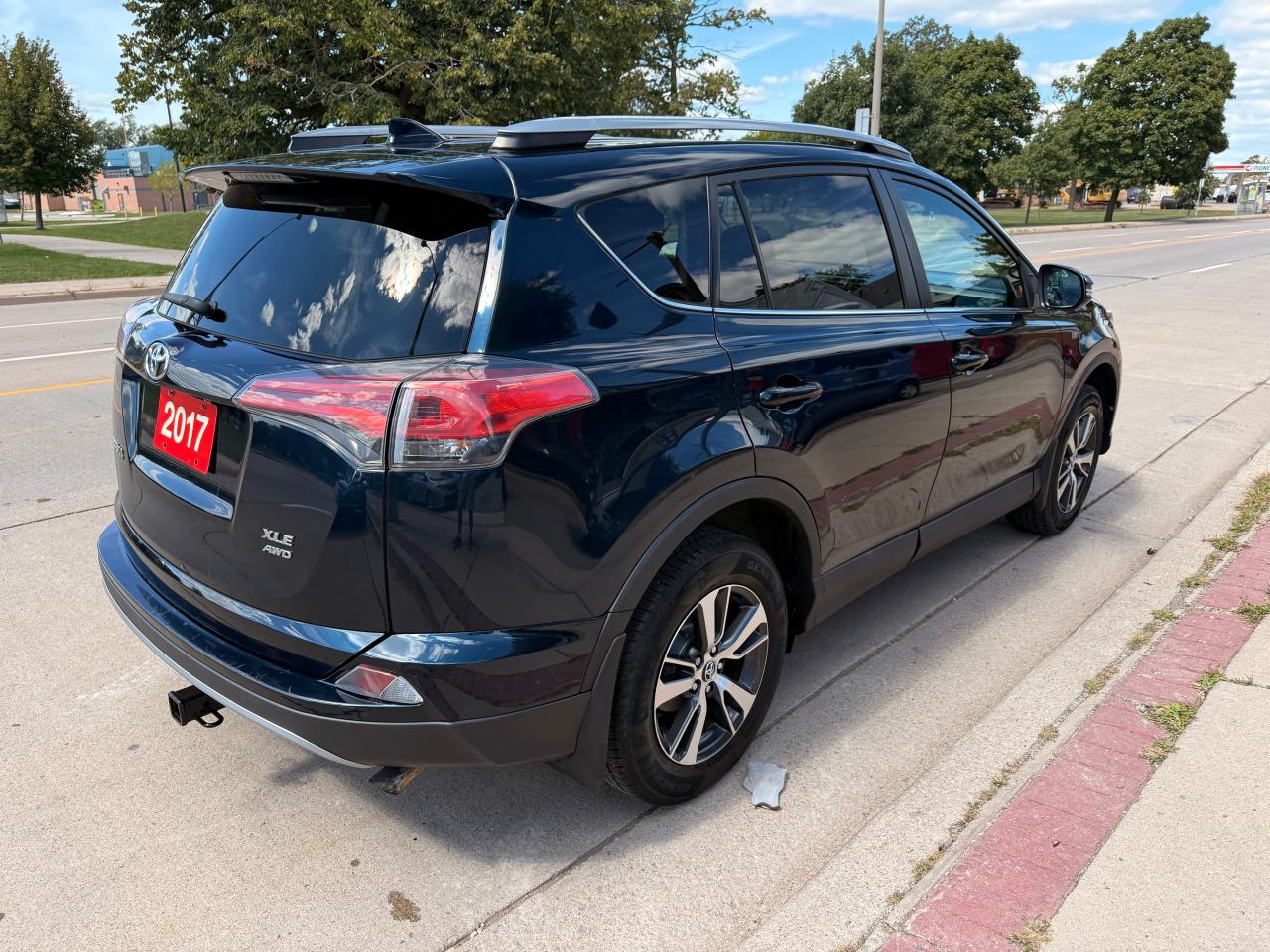 2017 Toyota RAV4 XLE - Photo #9