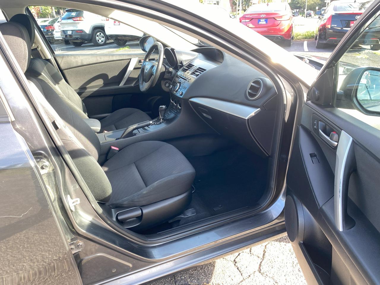 2012 Mazda MAZDA3 GS-SKY Gas Saver/Bluetooth/Automatic/Htd Seats - Photo #9