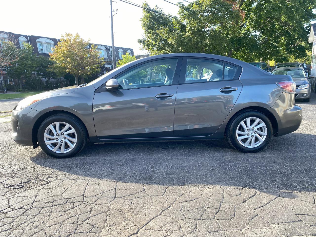 2012 Mazda MAZDA3 GS-SKY Gas Saver/Bluetooth/Automatic/Htd Seats - Photo #2