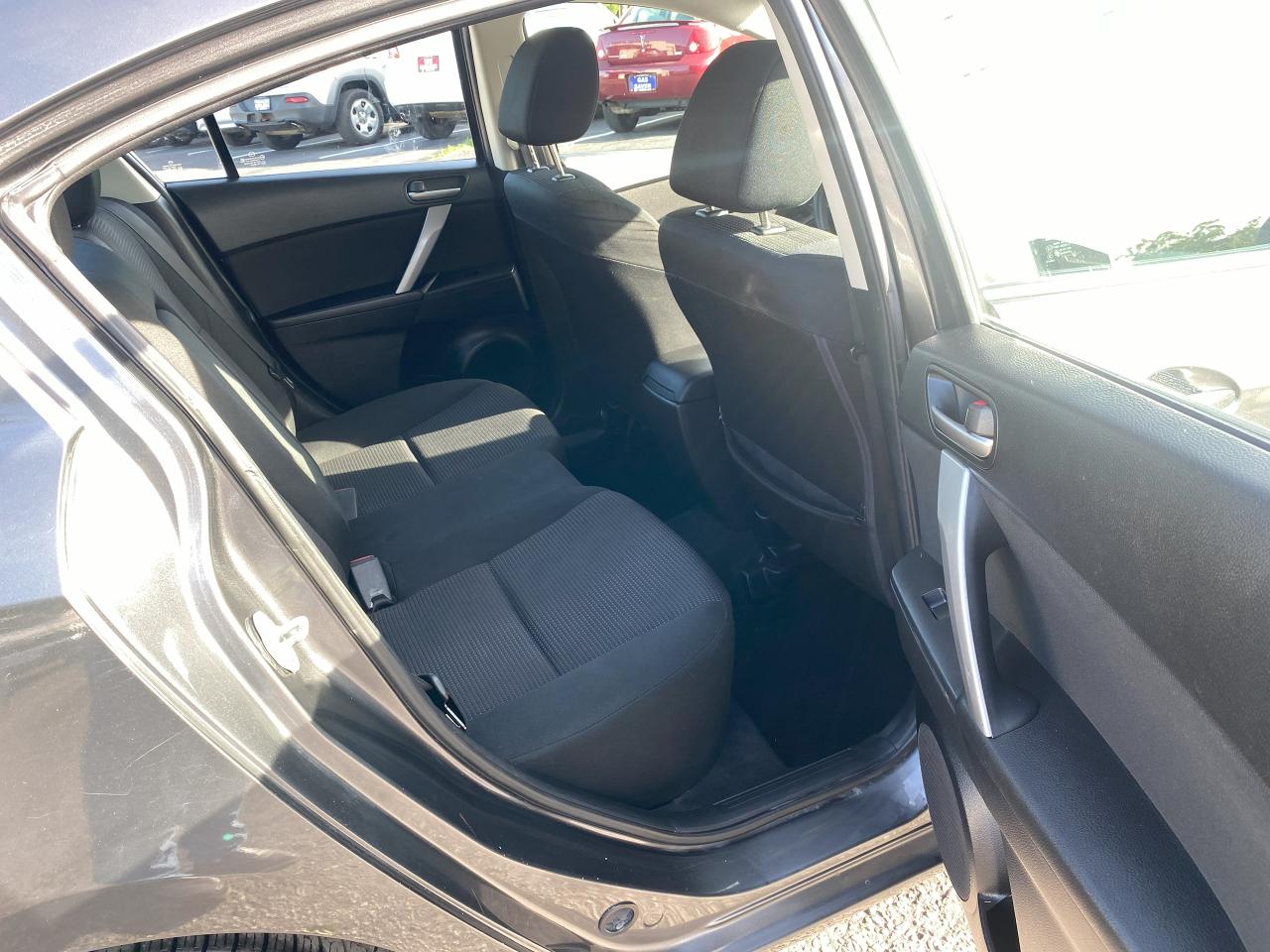 2012 Mazda MAZDA3 GS-SKY Gas Saver/Bluetooth/Automatic/Htd Seats - Photo #10