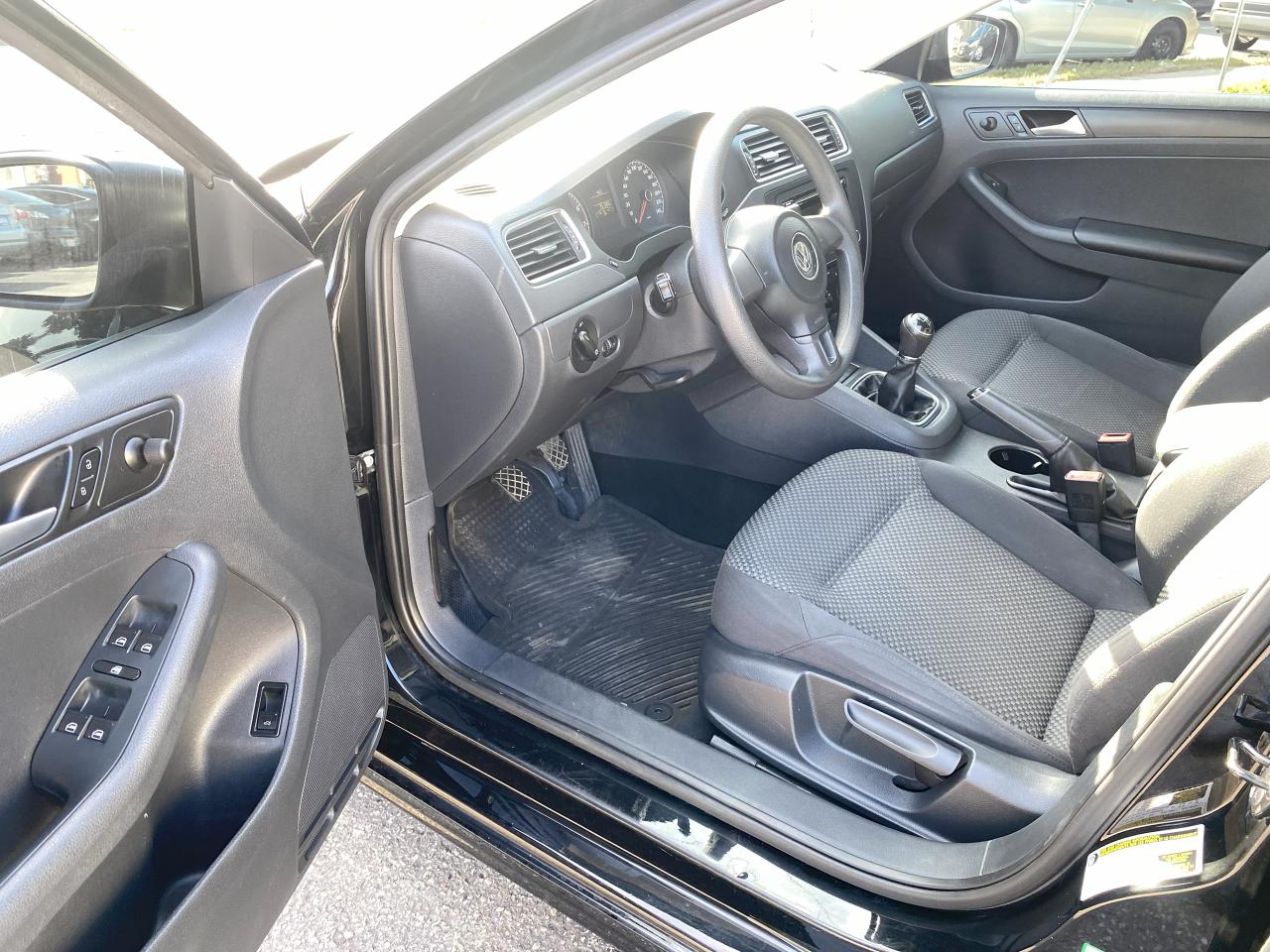 2013 Volkswagen Jetta 2.0L Gas Saver/5 Speed Manual/Heated Seats - Photo #11