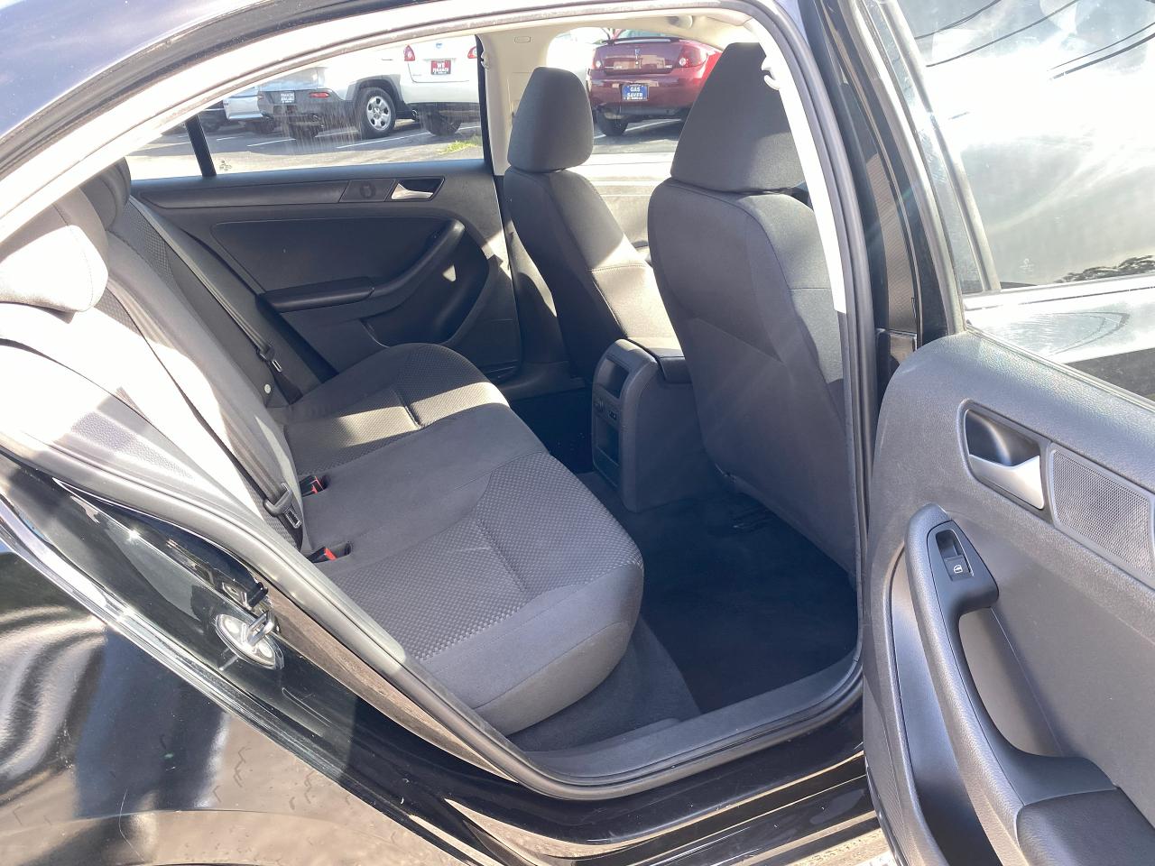 2013 Volkswagen Jetta 2.0L Gas Saver/5 Speed Manual/Heated Seats - Photo #10