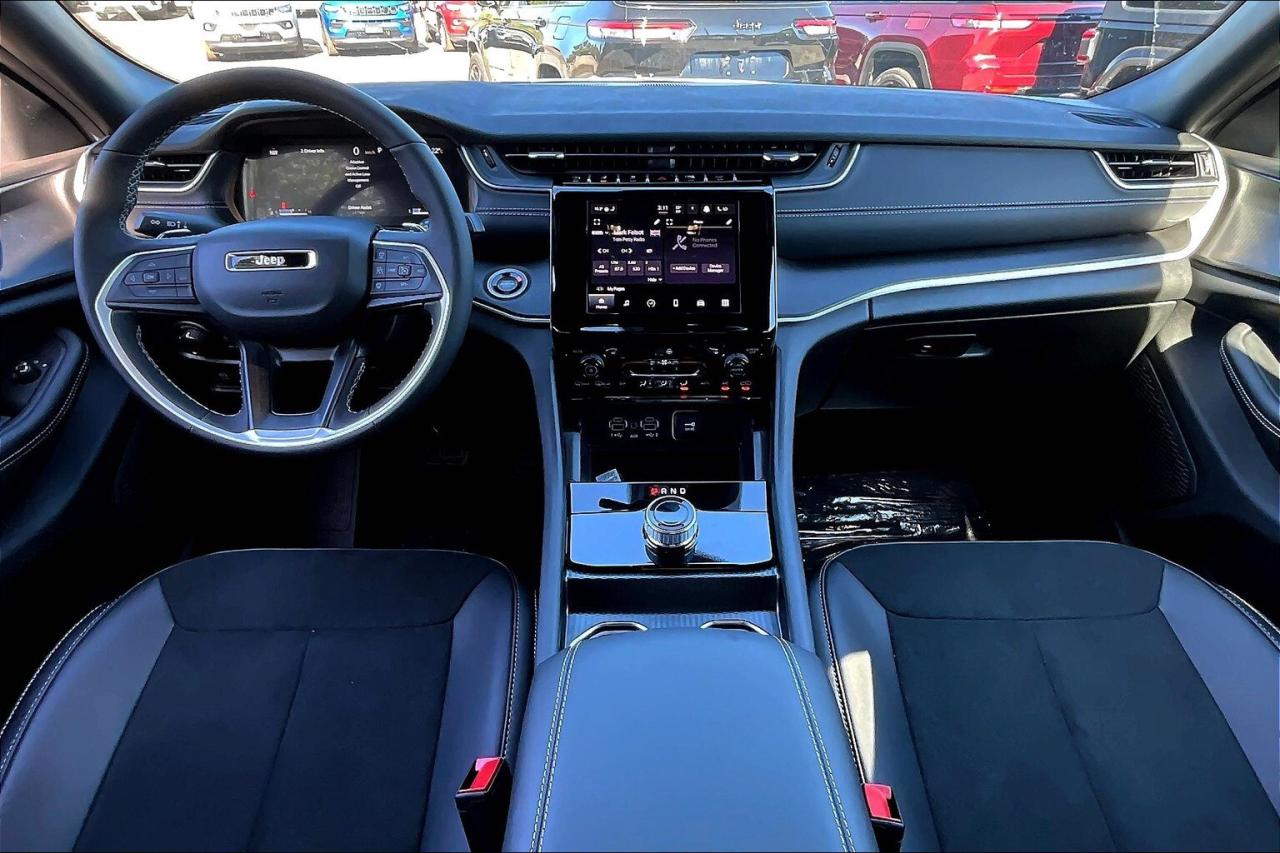 2025 Jeep Grand Cherokee ALTITUDE 4X4 | Leather | Power Sunroof | Tow Pkg Photo4