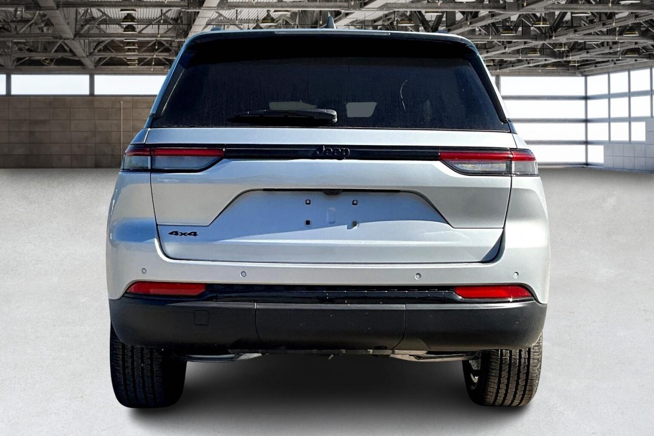 2025 Jeep Grand Cherokee ALTITUDE 4X4 | Leather | Power Sunroof | Tow Pkg Photo3