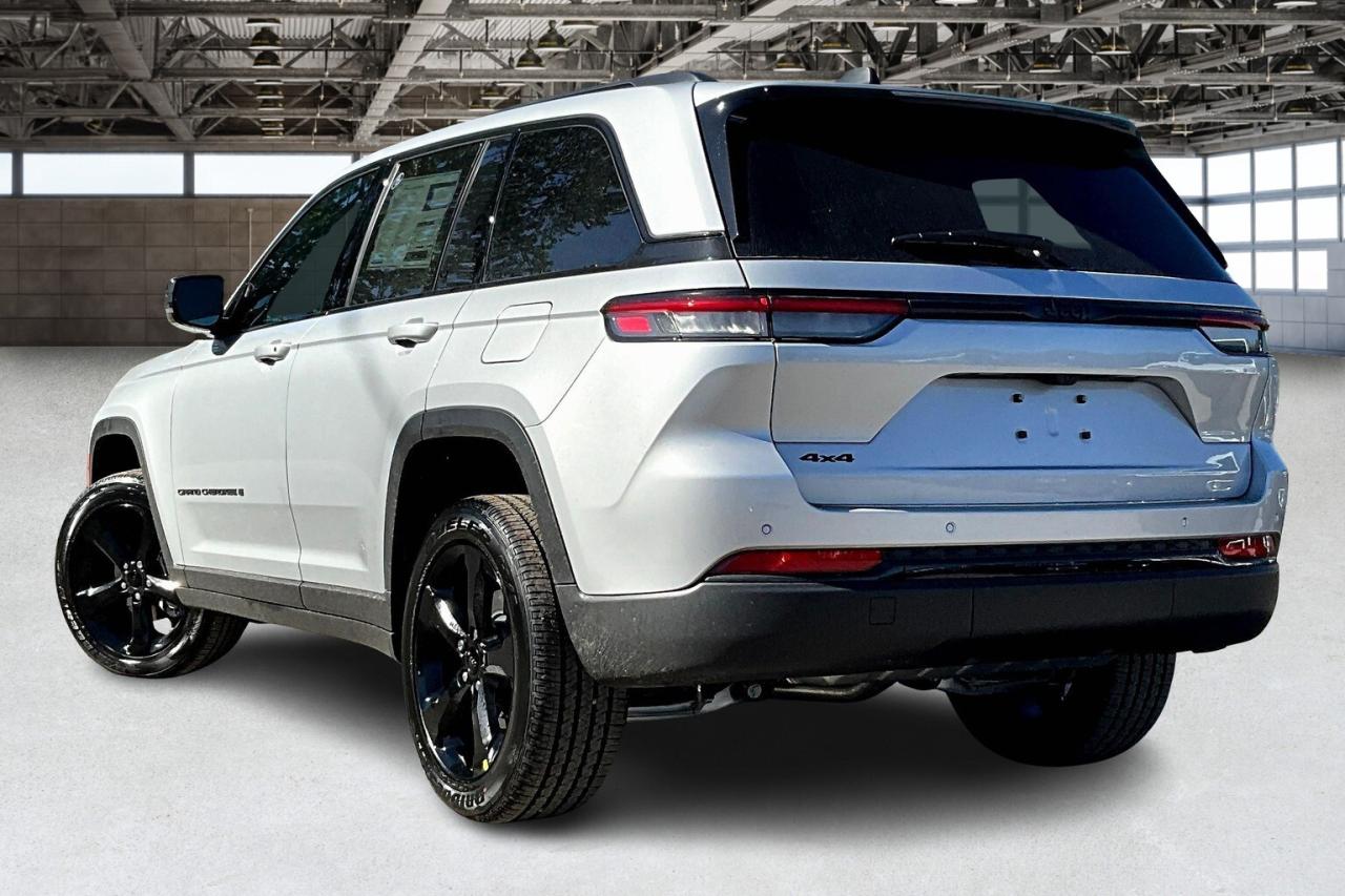 2025 Jeep Grand Cherokee ALTITUDE 4X4 | Leather | Power Sunroof | Tow Pkg Photo