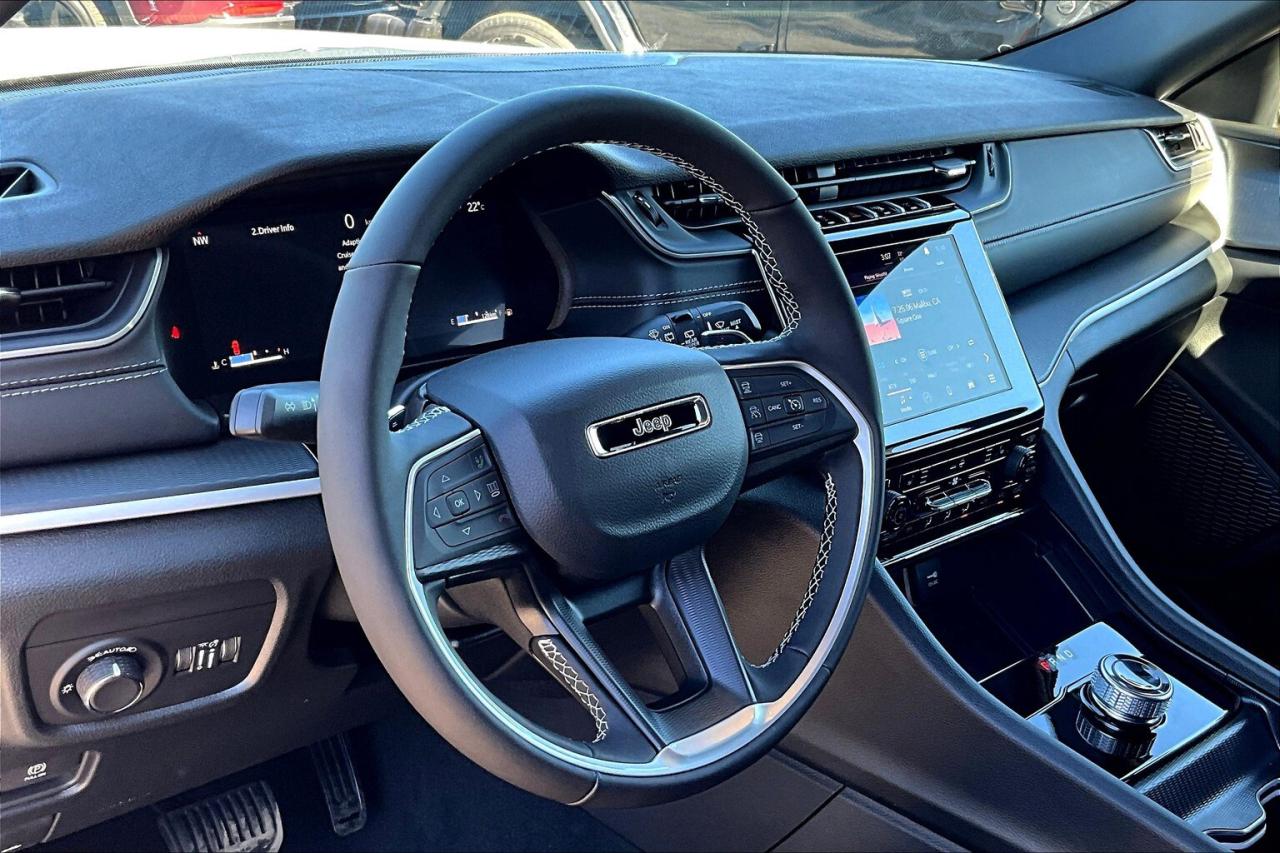 2025 Jeep Grand Cherokee ALTITUDE 4X4 | Leather | Power Sunroof | Tow Pkg Photo