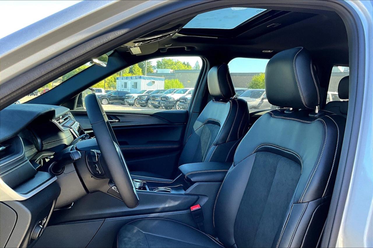 2025 Jeep Grand Cherokee ALTITUDE 4X4 | Leather | Power Sunroof | Tow Pkg Photo