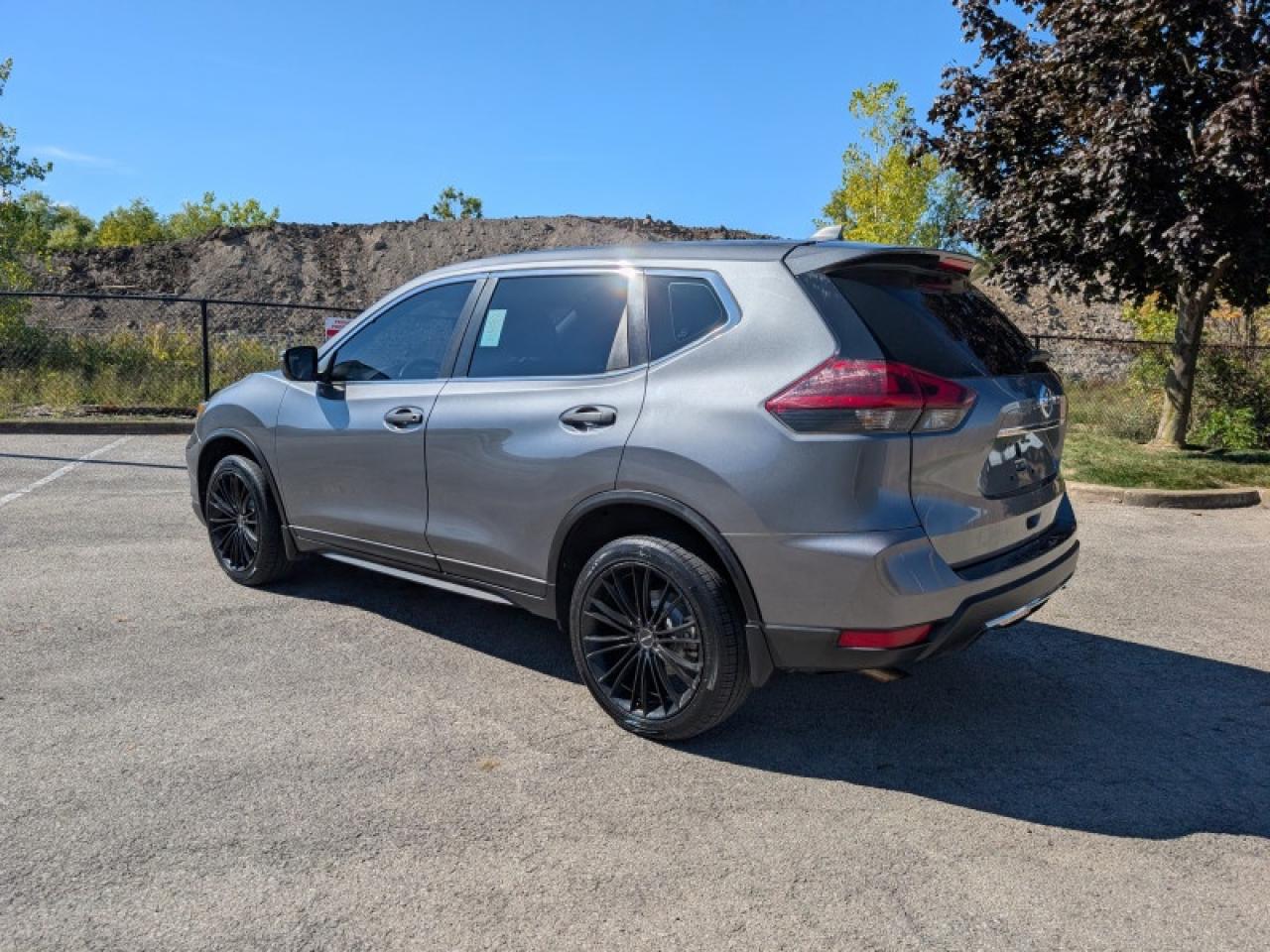 2018 Nissan Rogue S  **AFTERMARKET ALLOYS** Photo