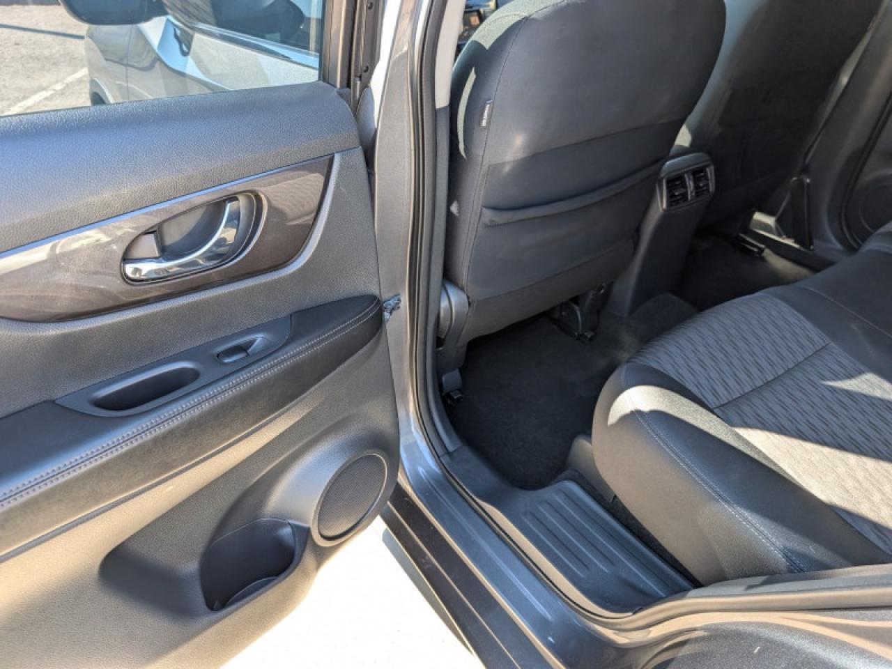 2018 Nissan Rogue S  **AFTERMARKET ALLOYS** Photo