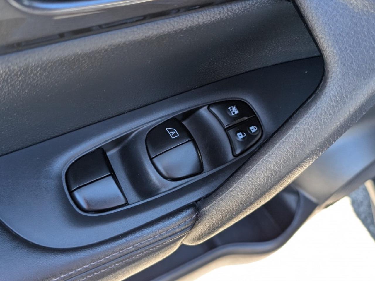 2018 Nissan Rogue S  **AFTERMARKET ALLOYS** Photo